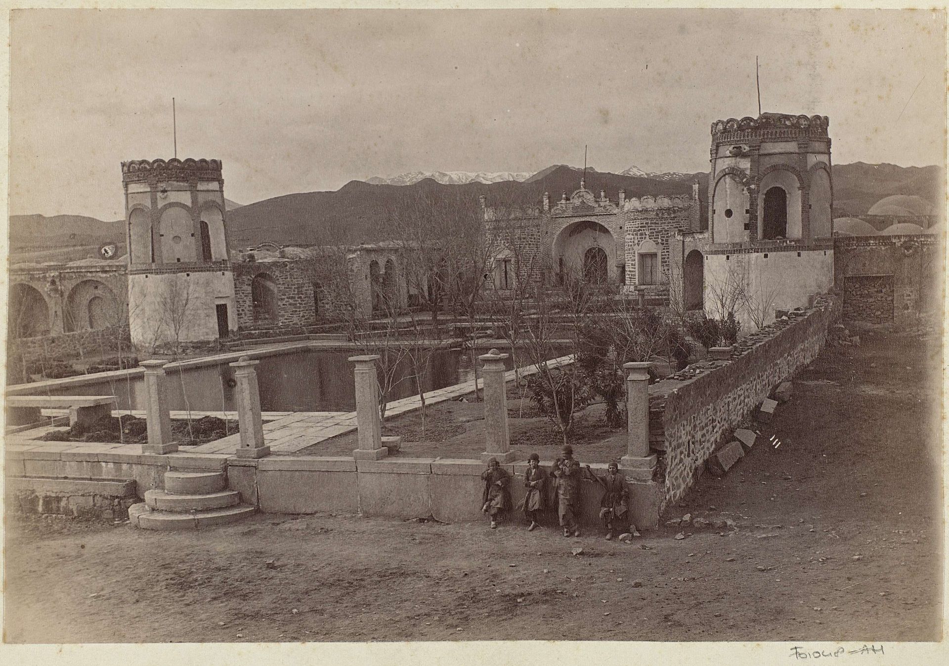 Ommuurde hof in Perzië met een vijver, torens en op de voorgrond kinderen by Antoine Sevruguin