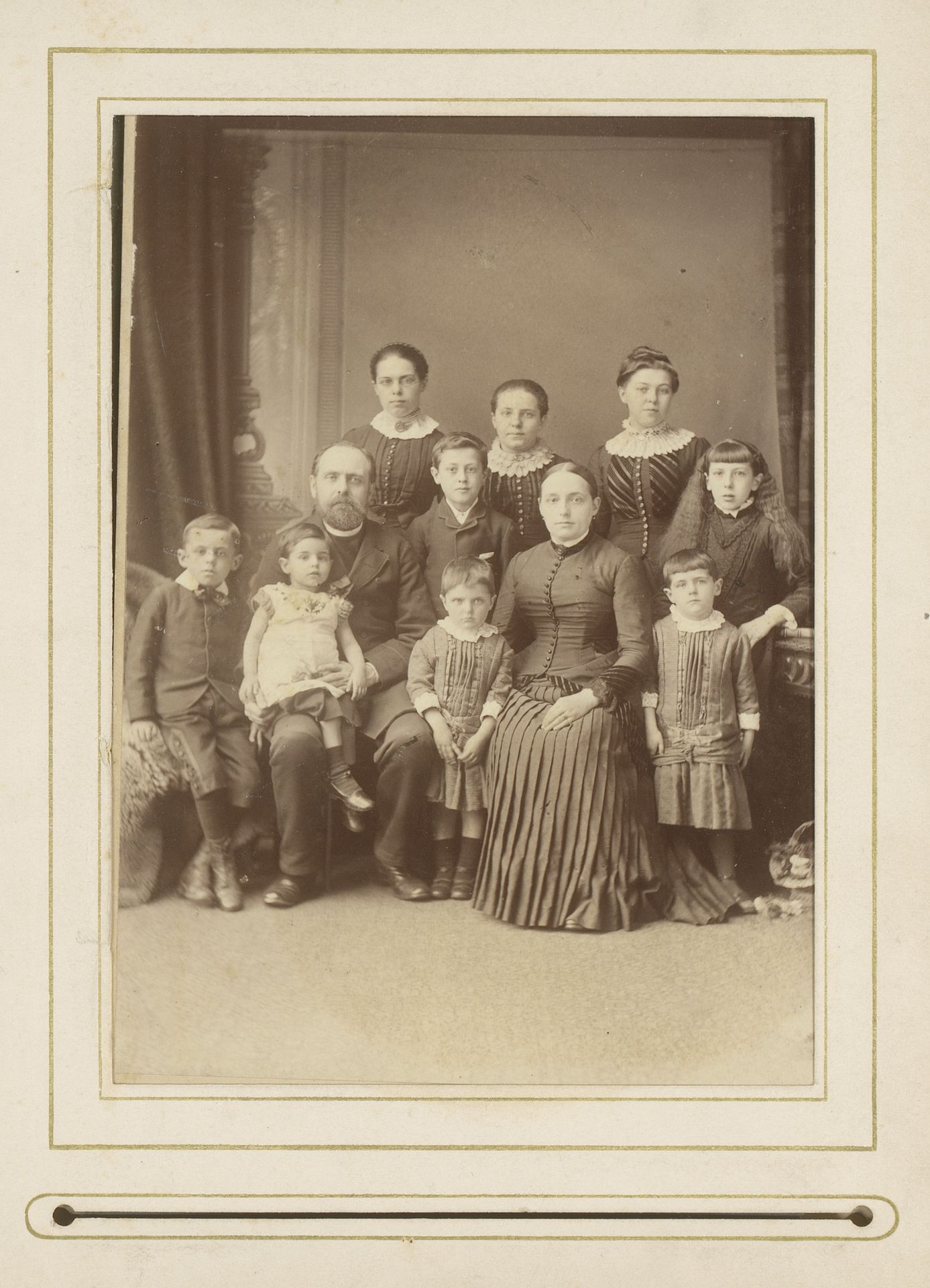 Familieportret by A. & G. Taylor