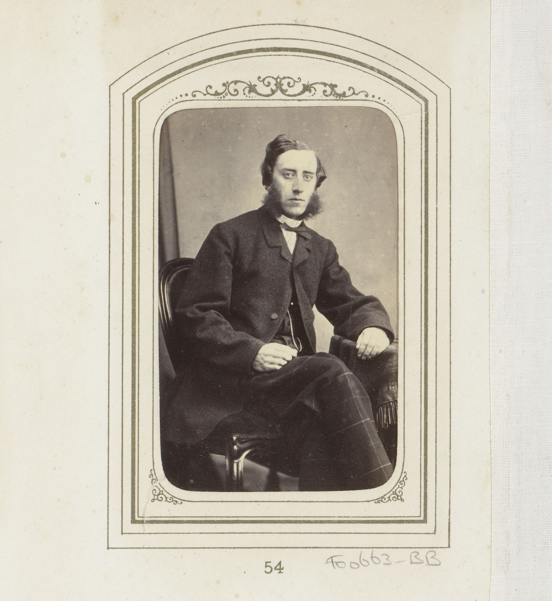 Portret van een zittende man met bakkebaarden en geruite broek by Hermanus Philippus Jacobus Schuiten