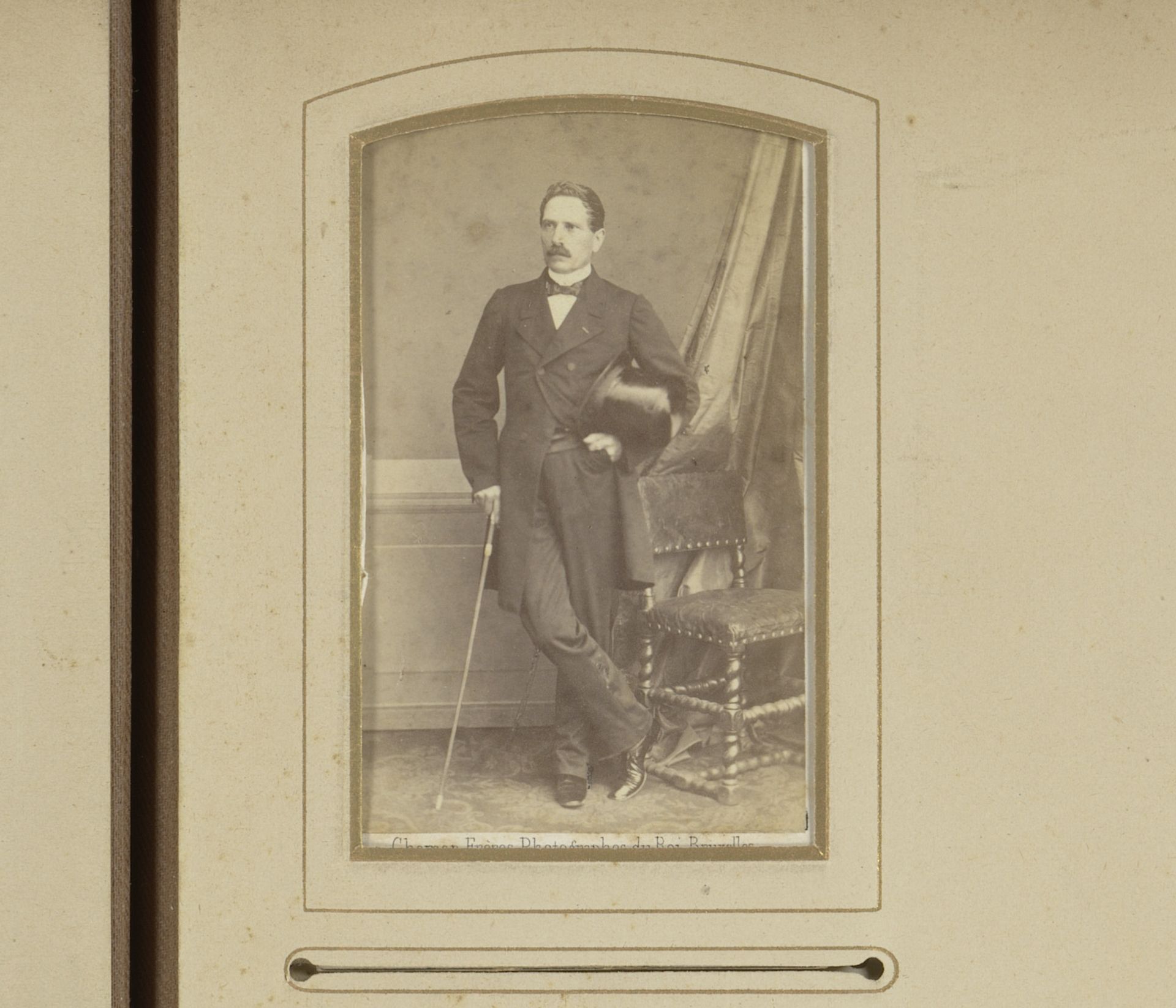 Portret van een staande man met wandelstok en hoge hoed by Ghémar Frères