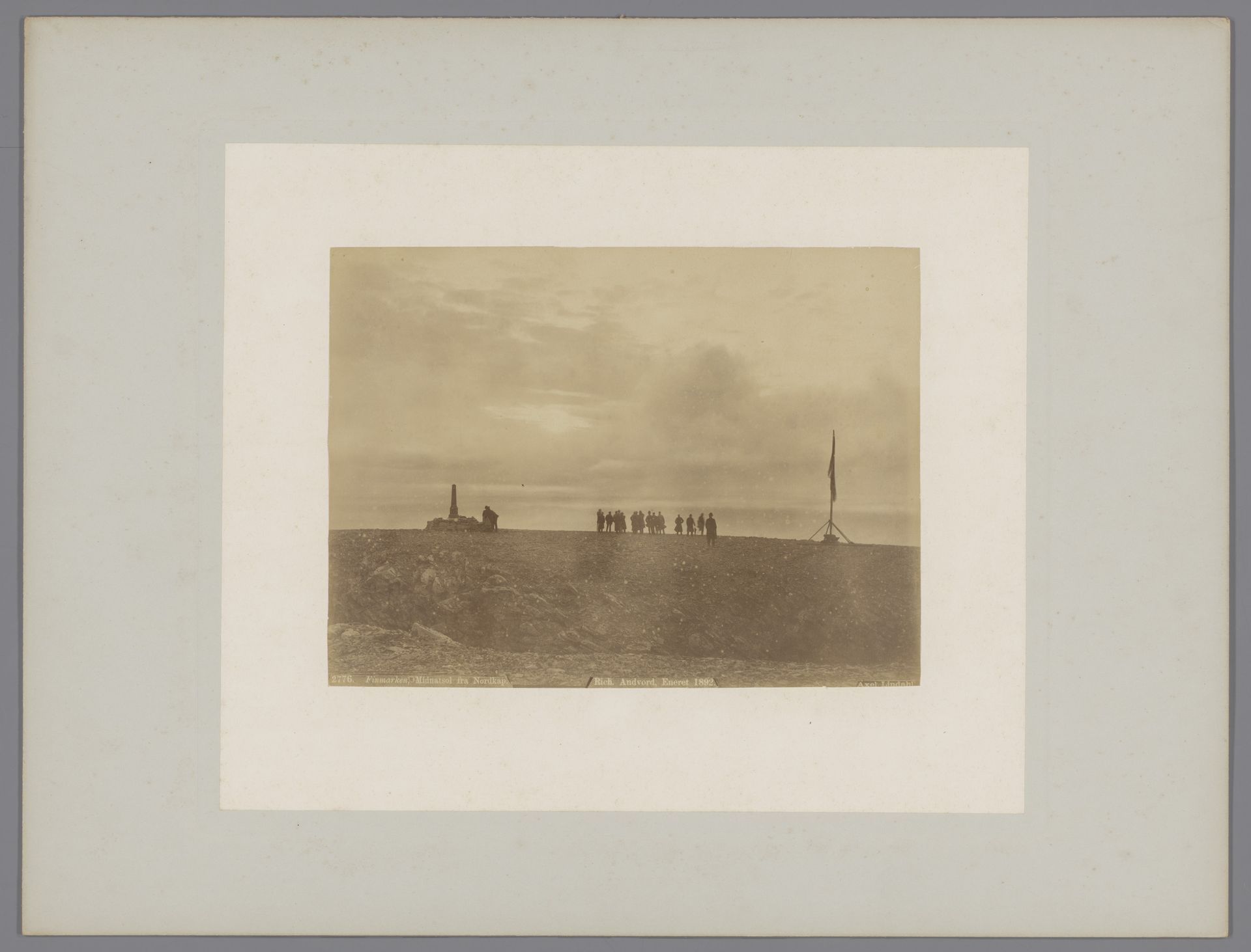 Groep mensen met middernachtzon op de Noordkaap by Axel Lindahl