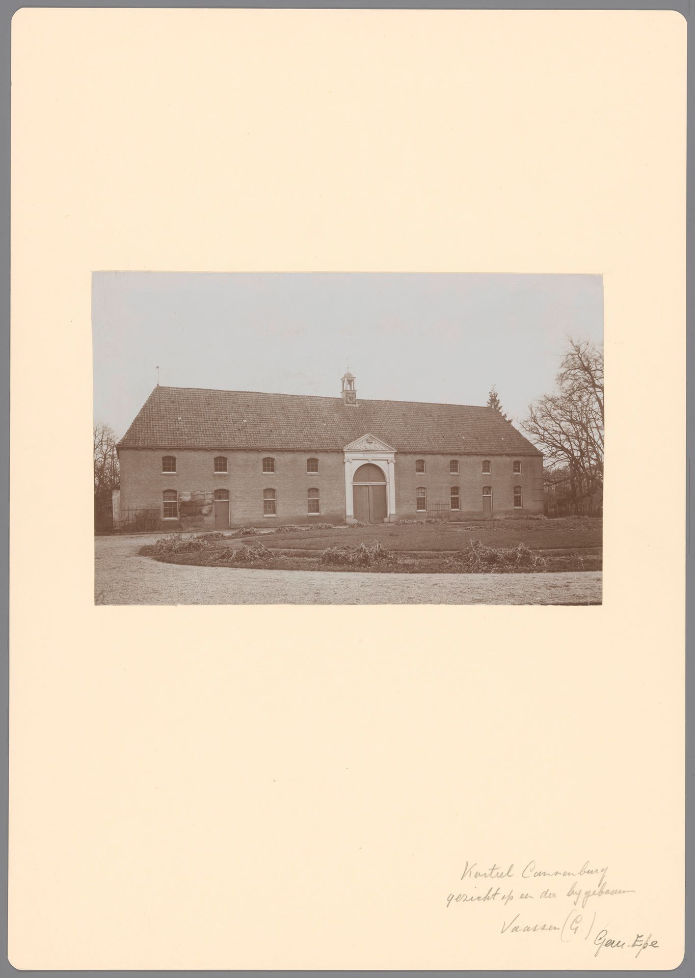 Koetshuis bij Kasteel Cannenburgh te Vaassen by anoniem (Monumentenzorg)
