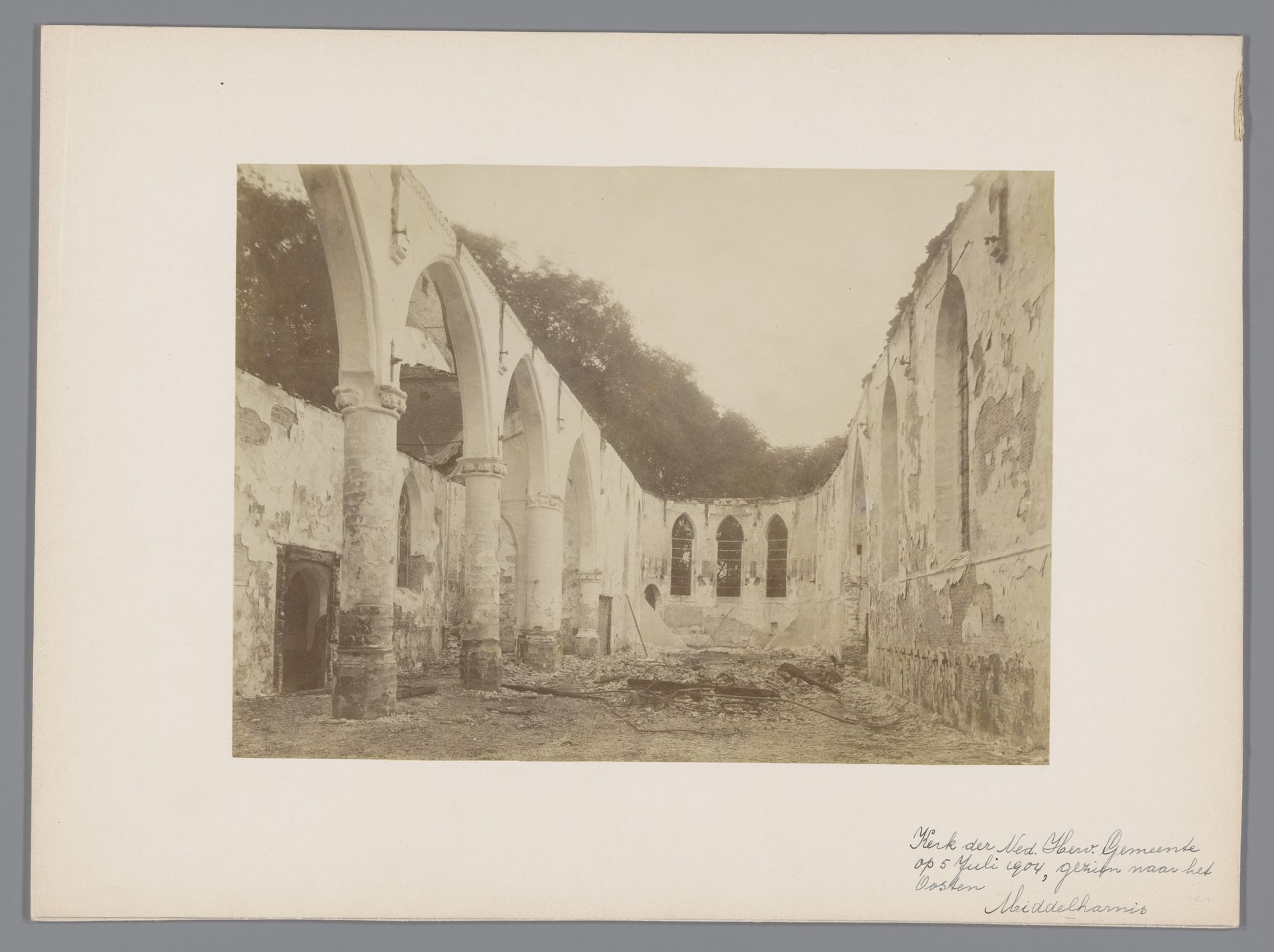 Interieur van de Hervormde Kerk te Middelharnis na de brand by anoniem (Monumentenzorg)