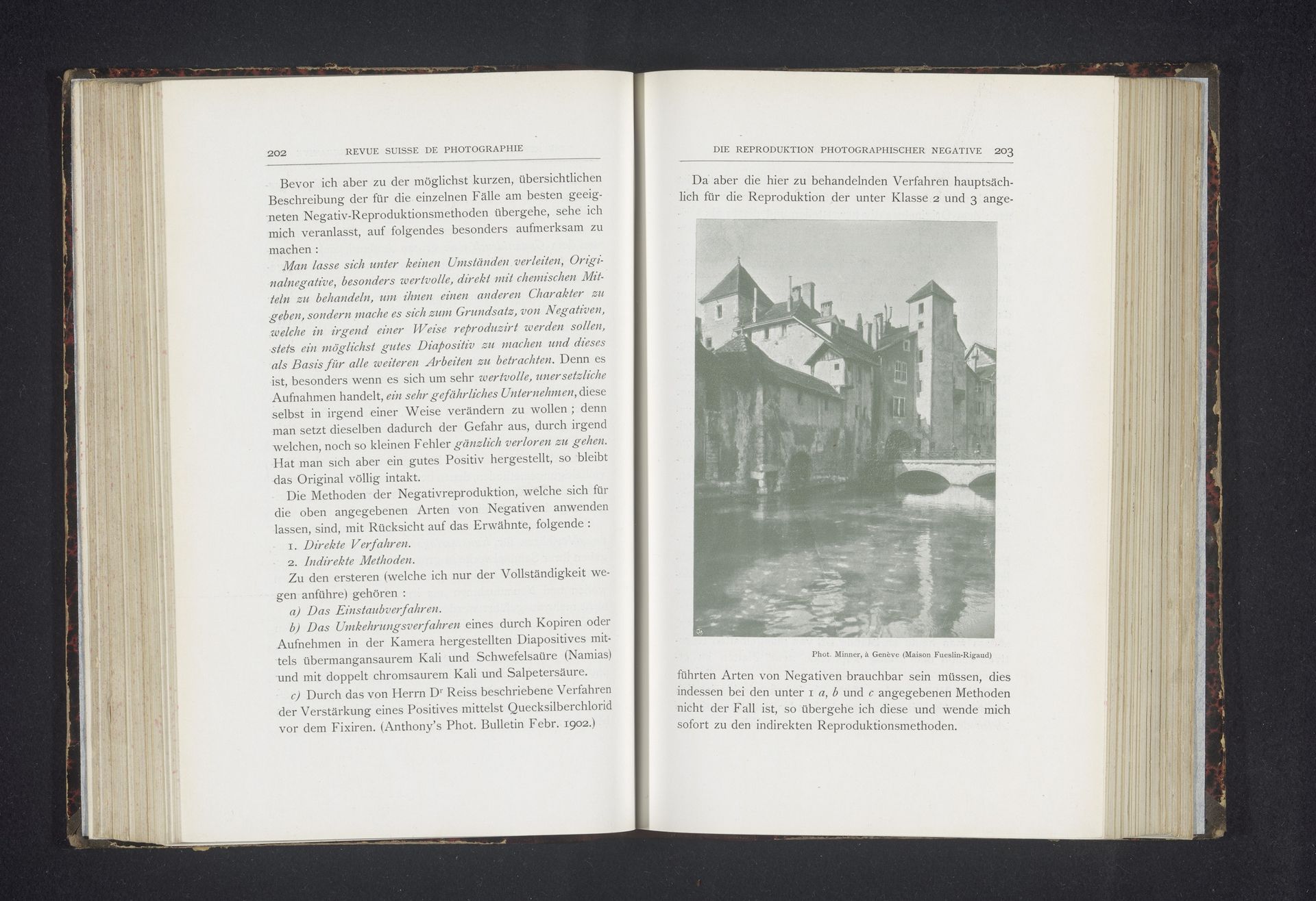 Stadsgezicht met een rivier by Anonymous