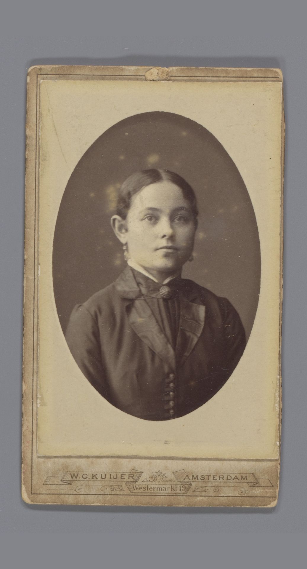 Portret van een onbekende vrouw by Willem Gerhardus Kuijer