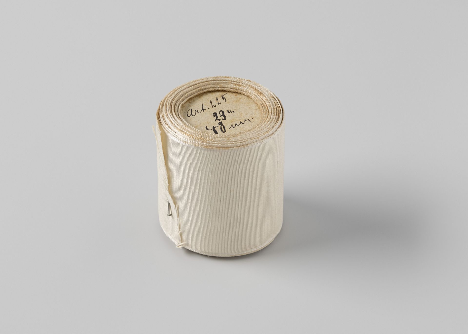 Rol met crème zijden satijnlint by Gustav Schnitzler