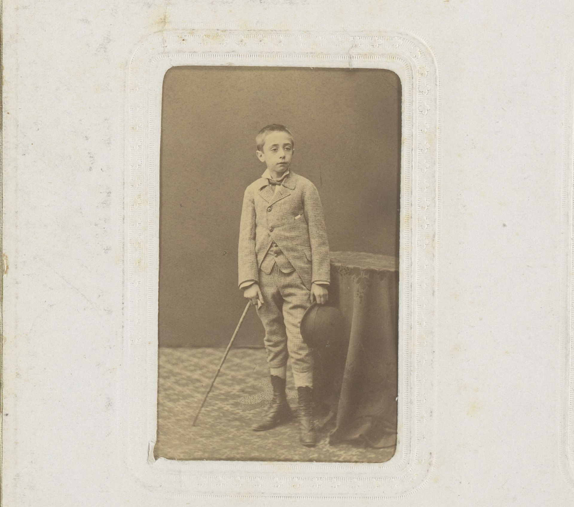 Portret van een jongen met wandelstok en hoed by Edgardo Debás
