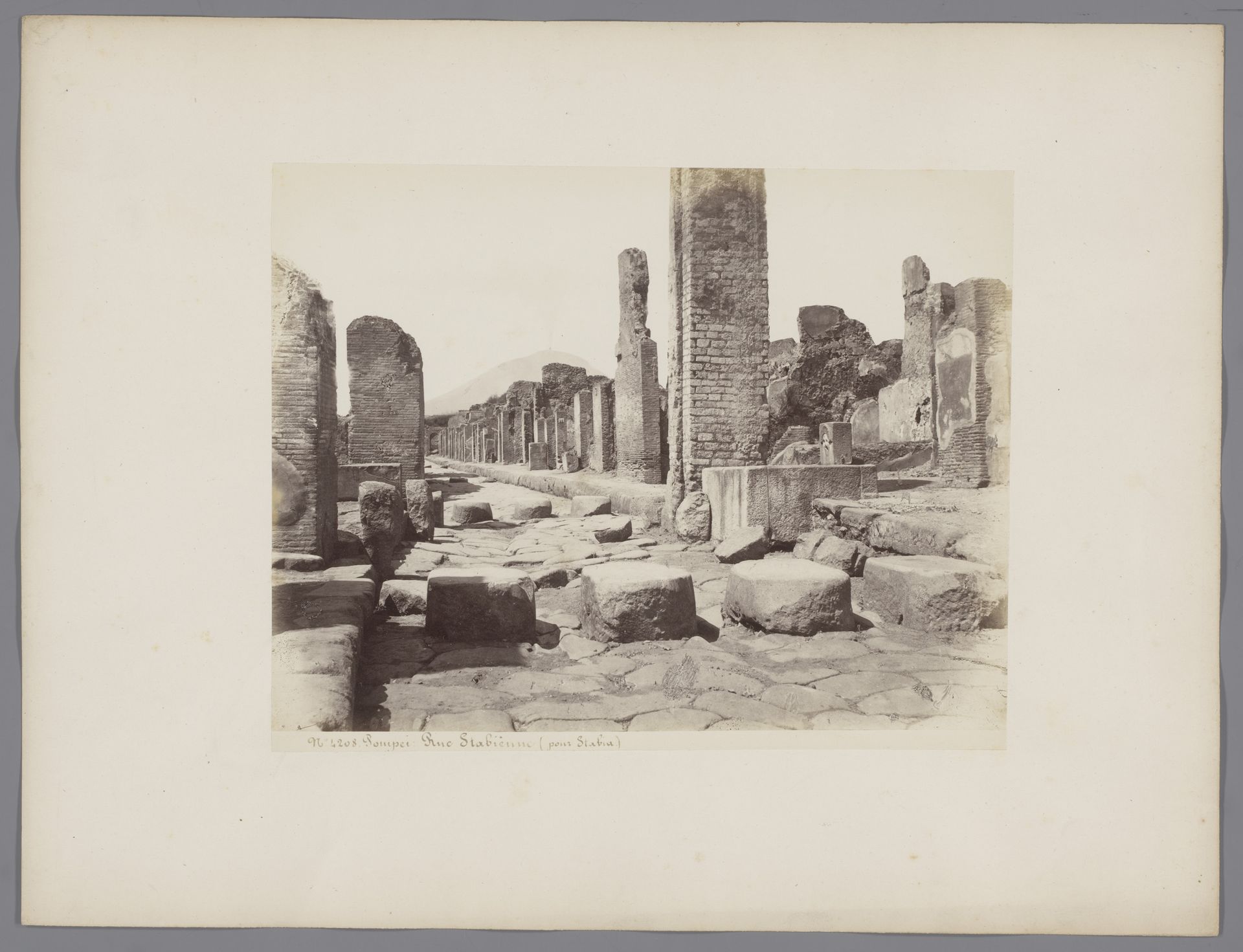 Restanten van een straat in Pompeï, gezien richting de Vesuvius, Italië by Giorgio Sommer
