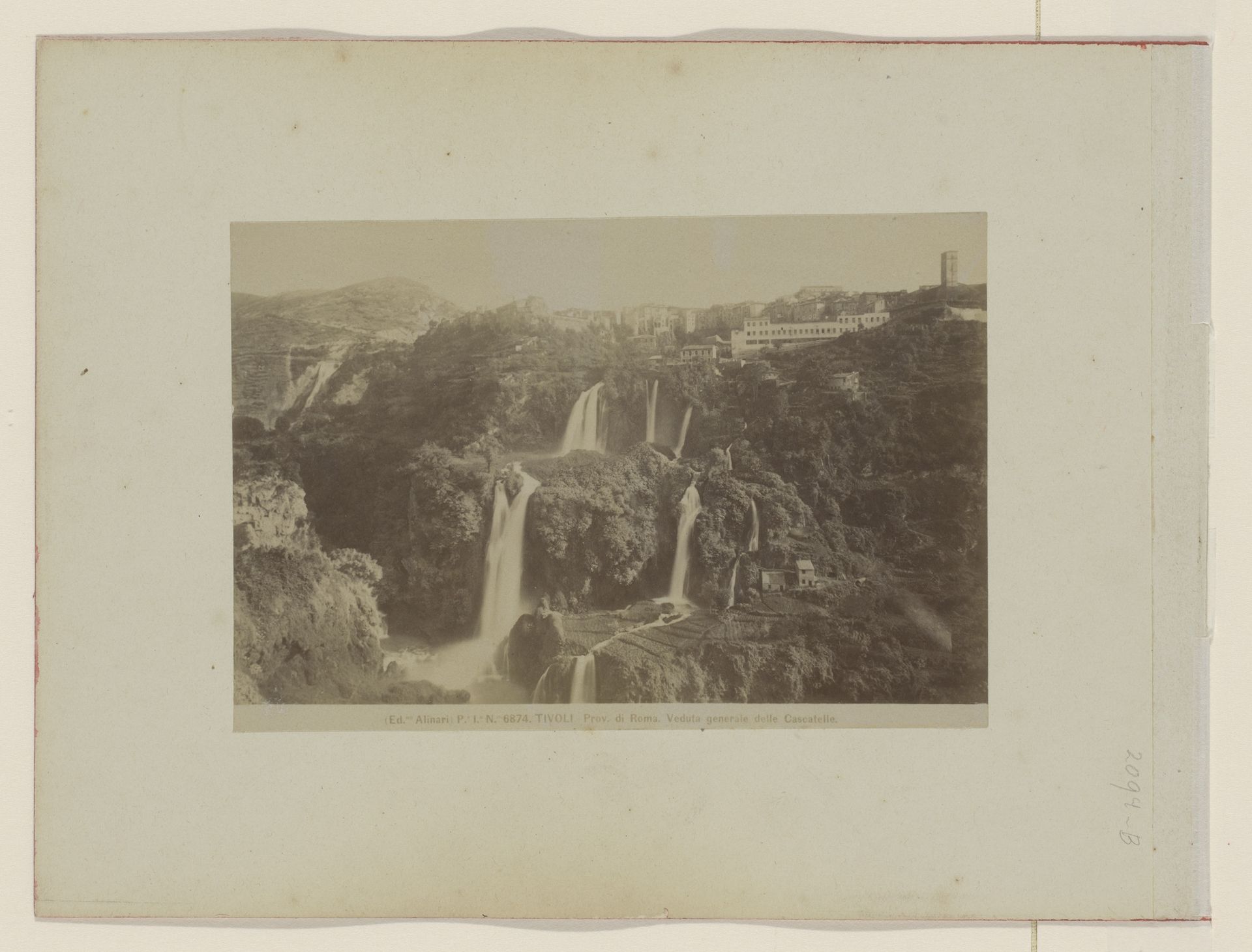 Gezicht op de watervallen bij Tivoli, Italië by Fratelli Alinari