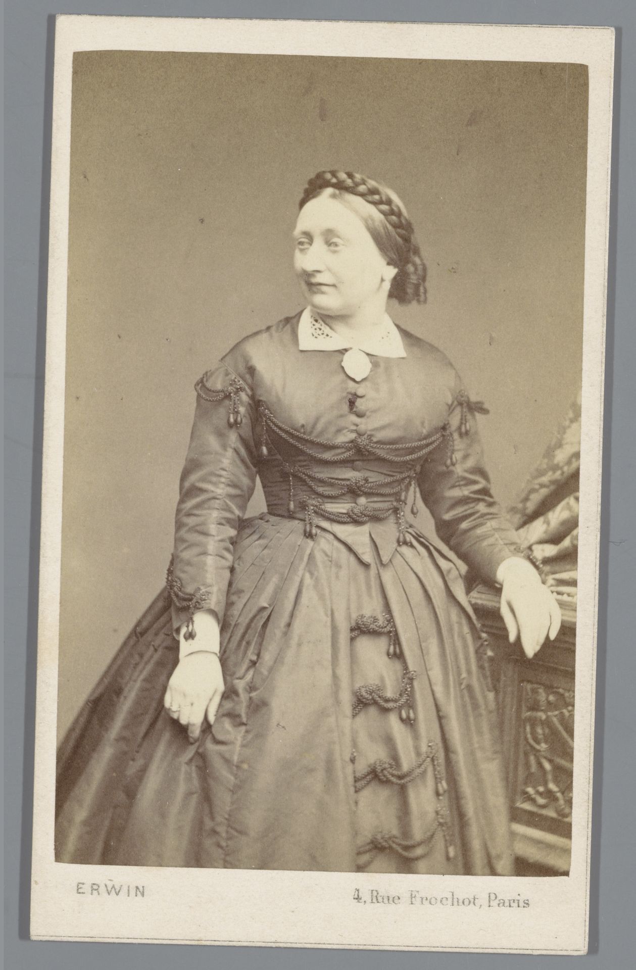 Portret van een onbekende vrouw, aangeduid als tante Amédée Duparc by Erwin Hanfstaengl