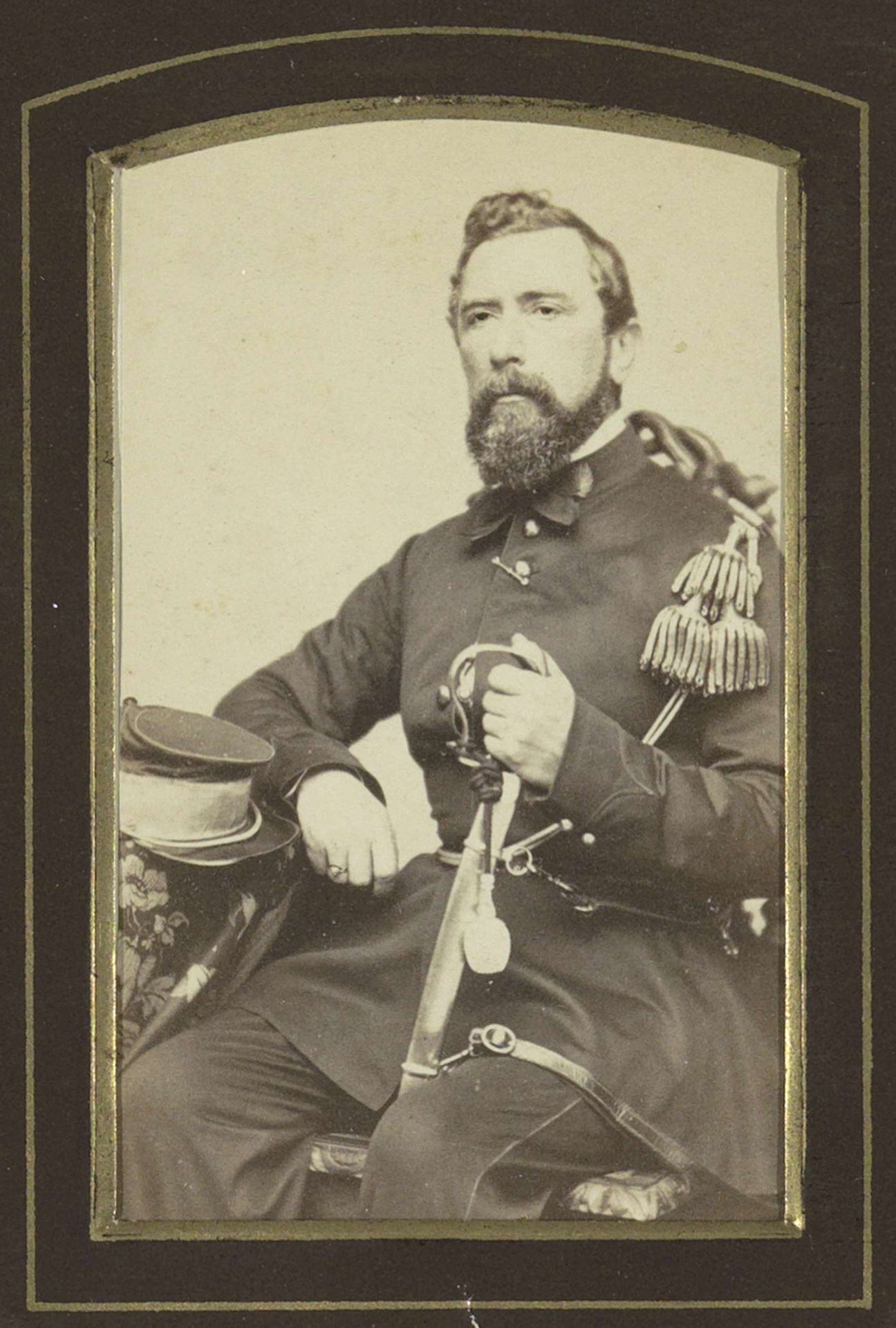 Portret van A.J. Doorman in militair uniform met sabel by J.R.F. Nievergeld