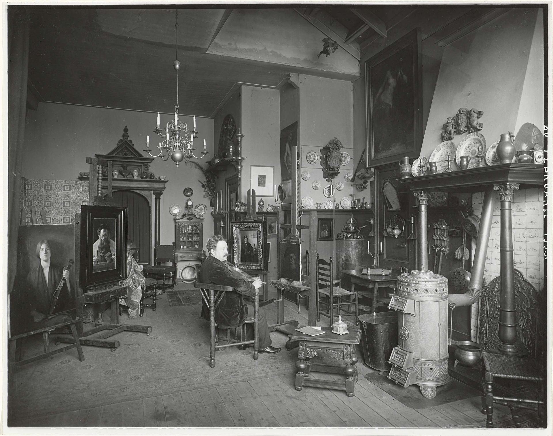 Kunstenaar Benjamin Prins in zijn atelier in de Plantage Franselaan 25 in Amsterdam by Sigmund Löw