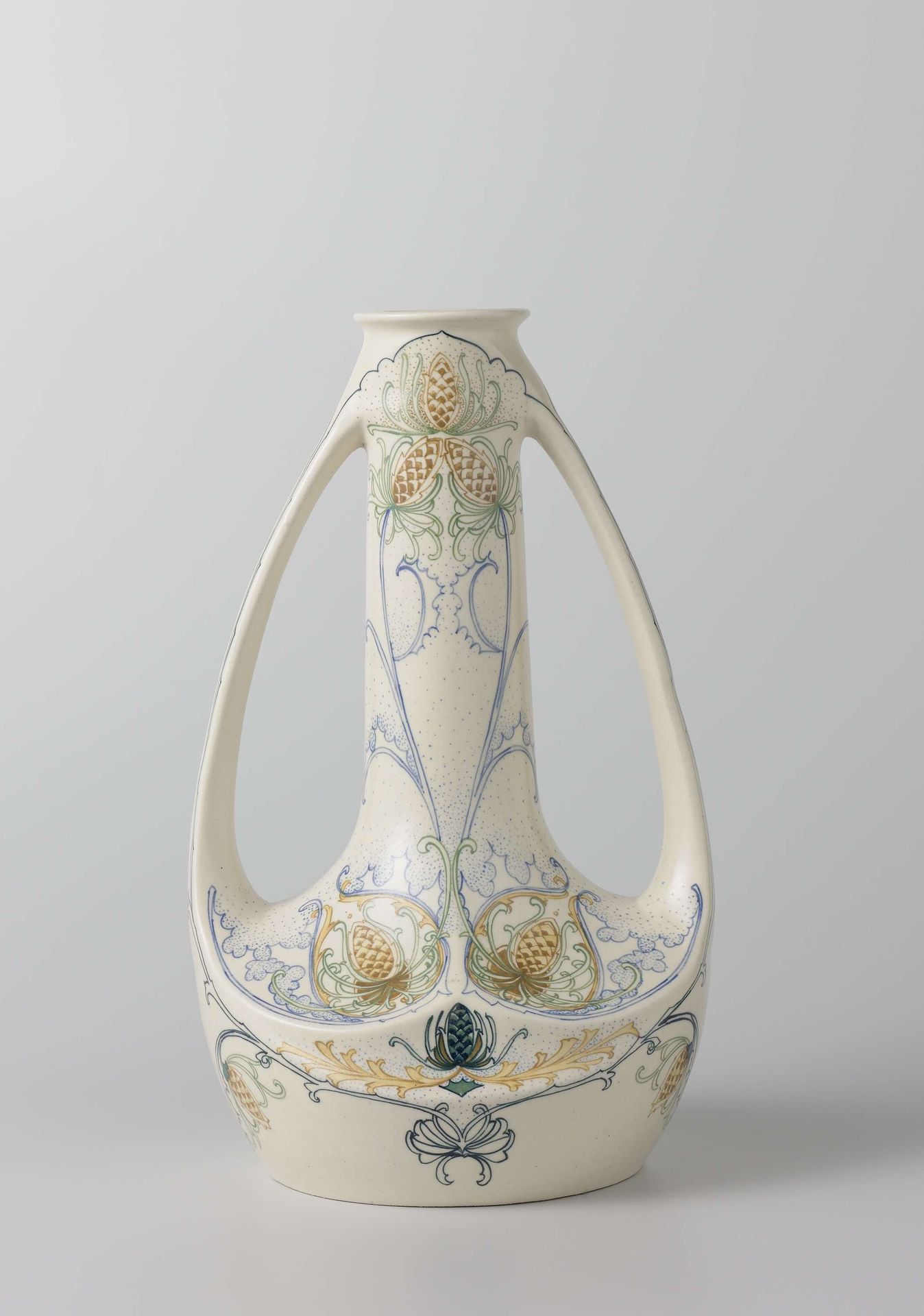 Vaas met oren van aardewerk, versierd met gestileerde bloemmotieven by Arnhemsche Fayencefabriek