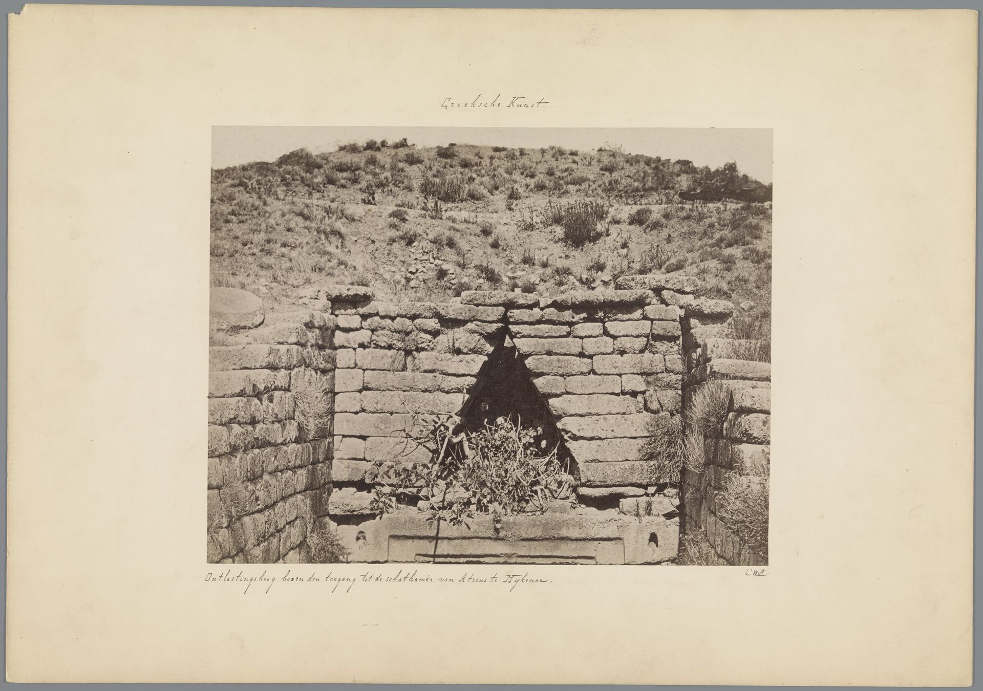 Ontlastingsboog boven de toegangspoort van de schatkamer van Atreus te Mycene by J. (fotograaf) Kuhn