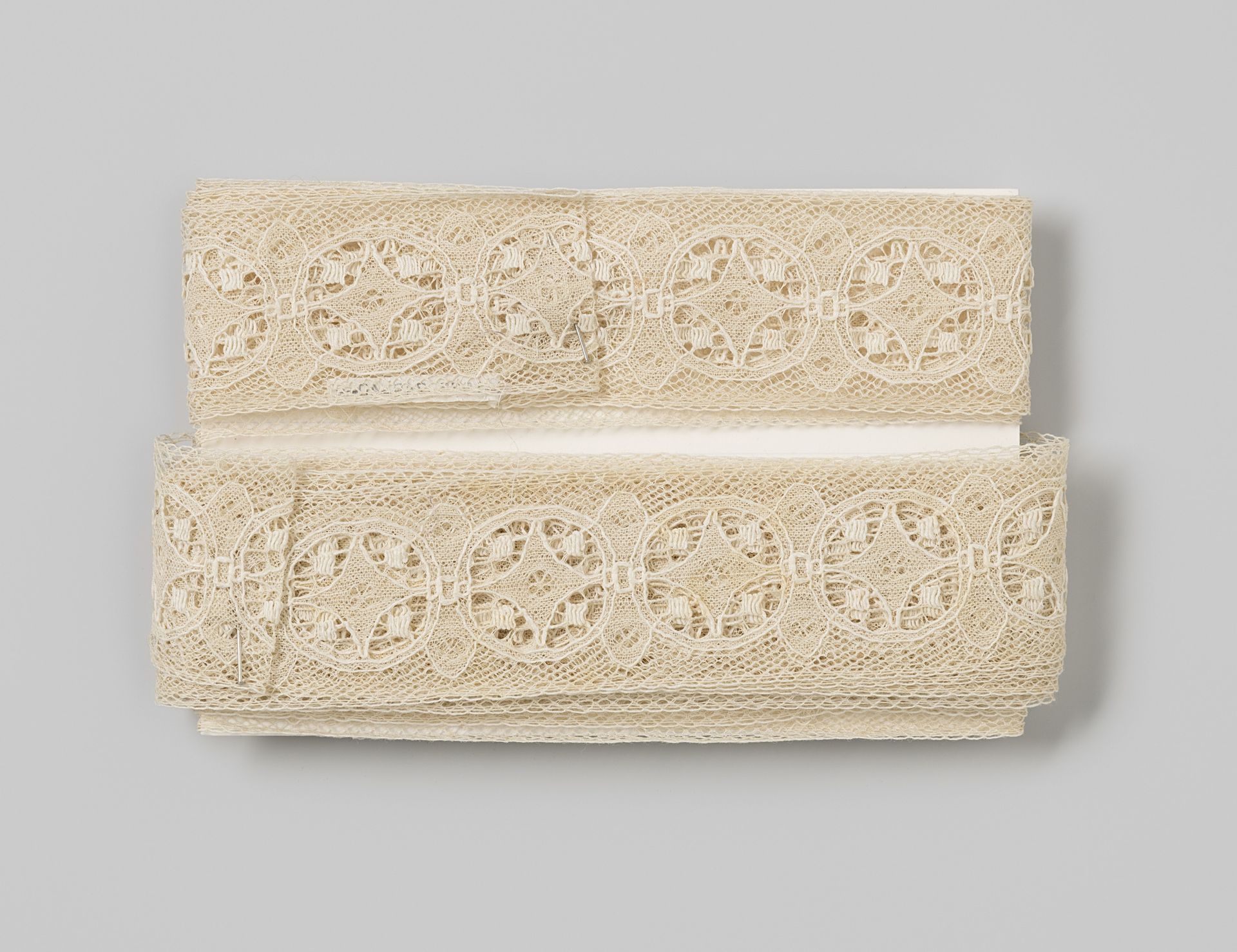 Tussenzetsel van wit kant by Gustav Schnitzler