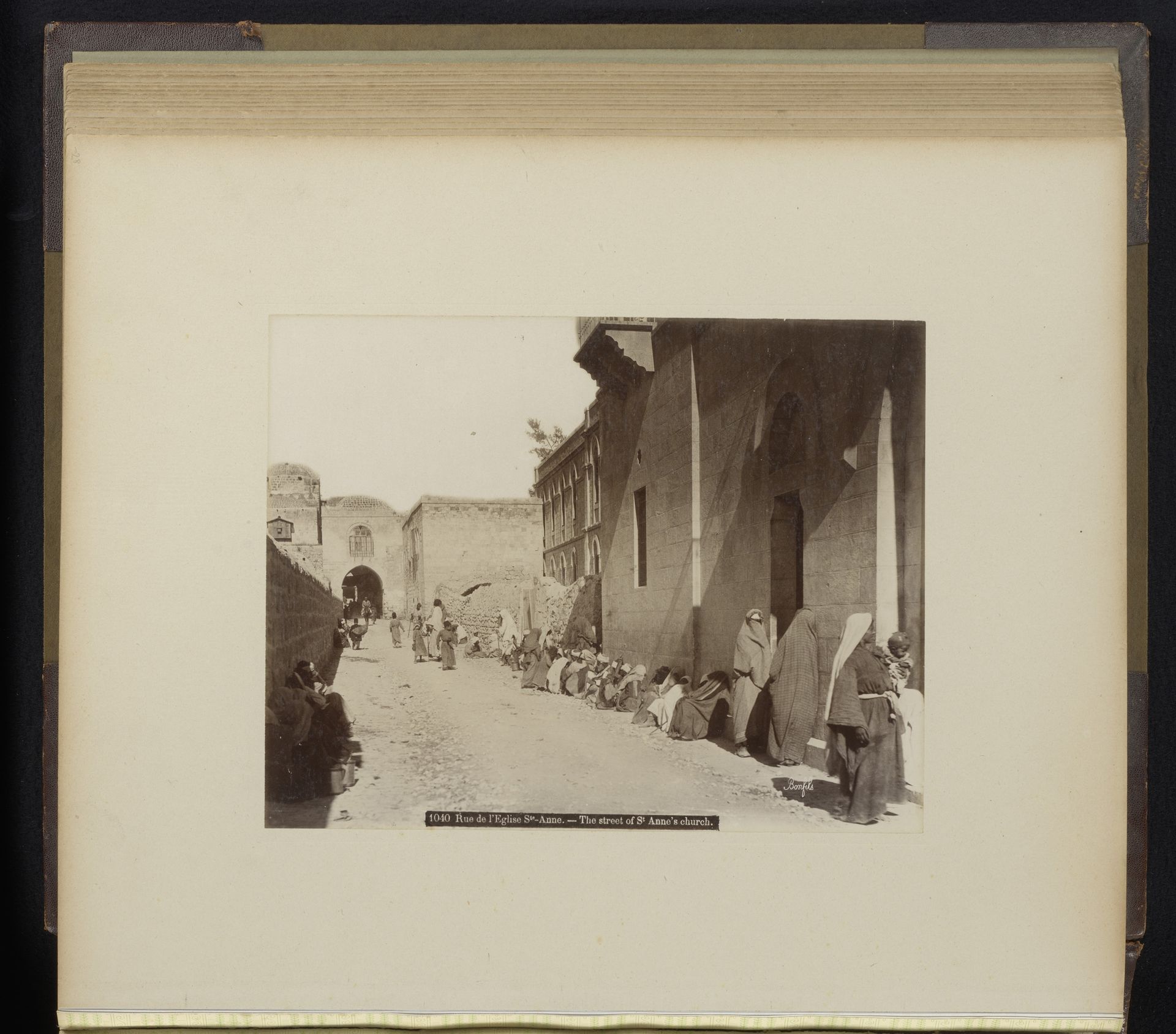 Straat voor de Sint-Annakerk in Jeruzalem by Félix Bonfils
