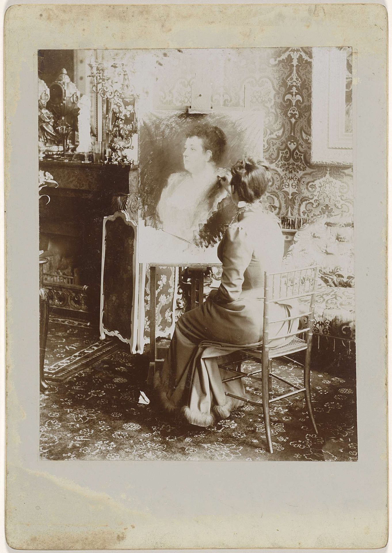 Thérèse Schwartze tijdens het schilderen van een vrouwsportret by Anonymous