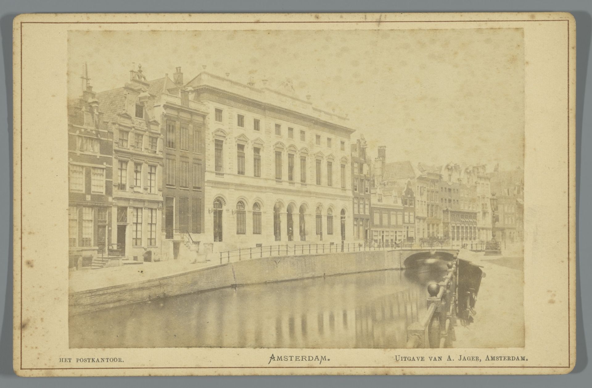 Gezicht op het Koninklijk Postkantoor aan de Nieuwezijds Voorburgwal 192 in Amsterdam by Anonymous