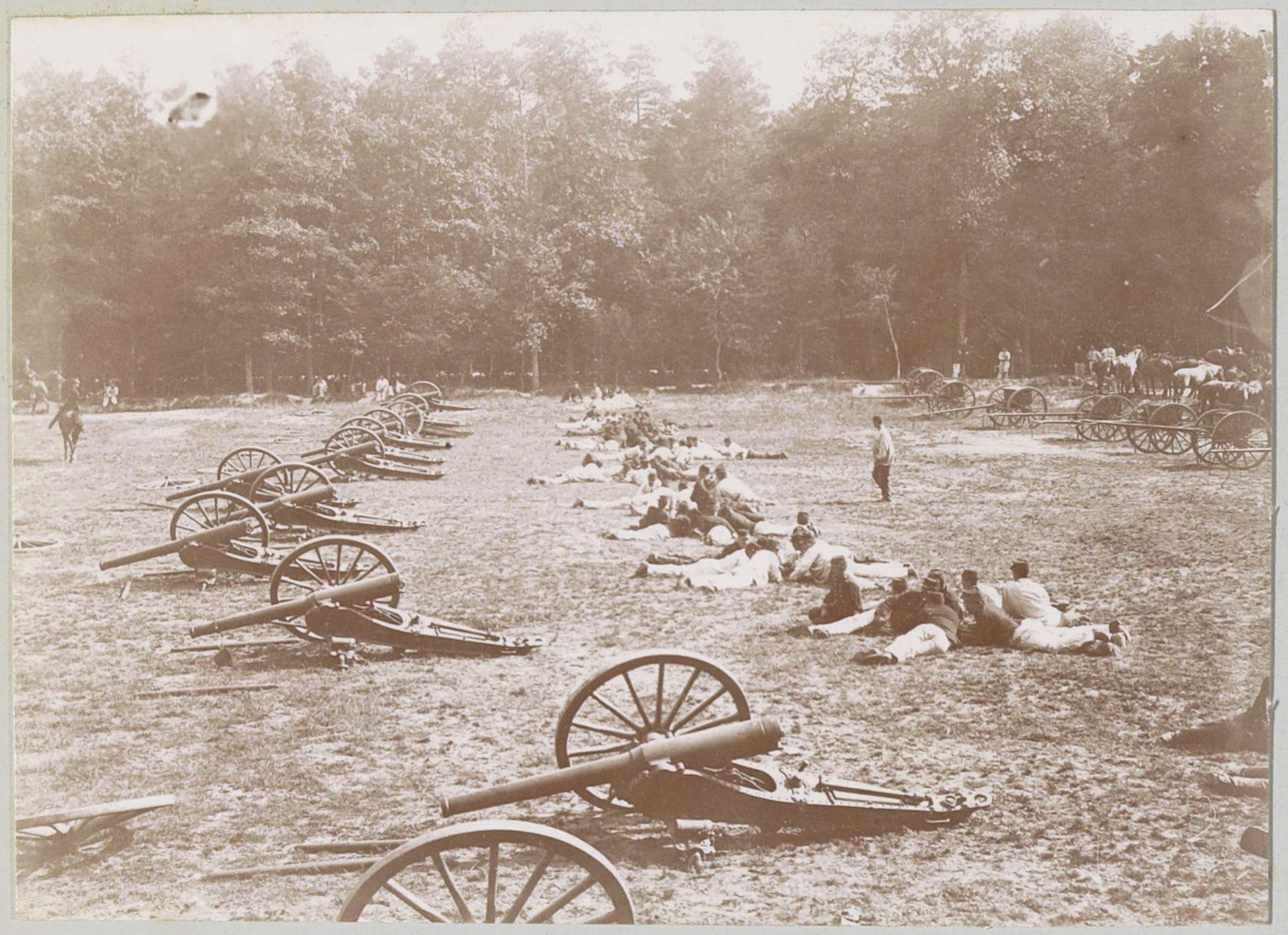 Rustende manschappen tijdens militaire oefening met kanonnnen te Fontainebleau by Delizy