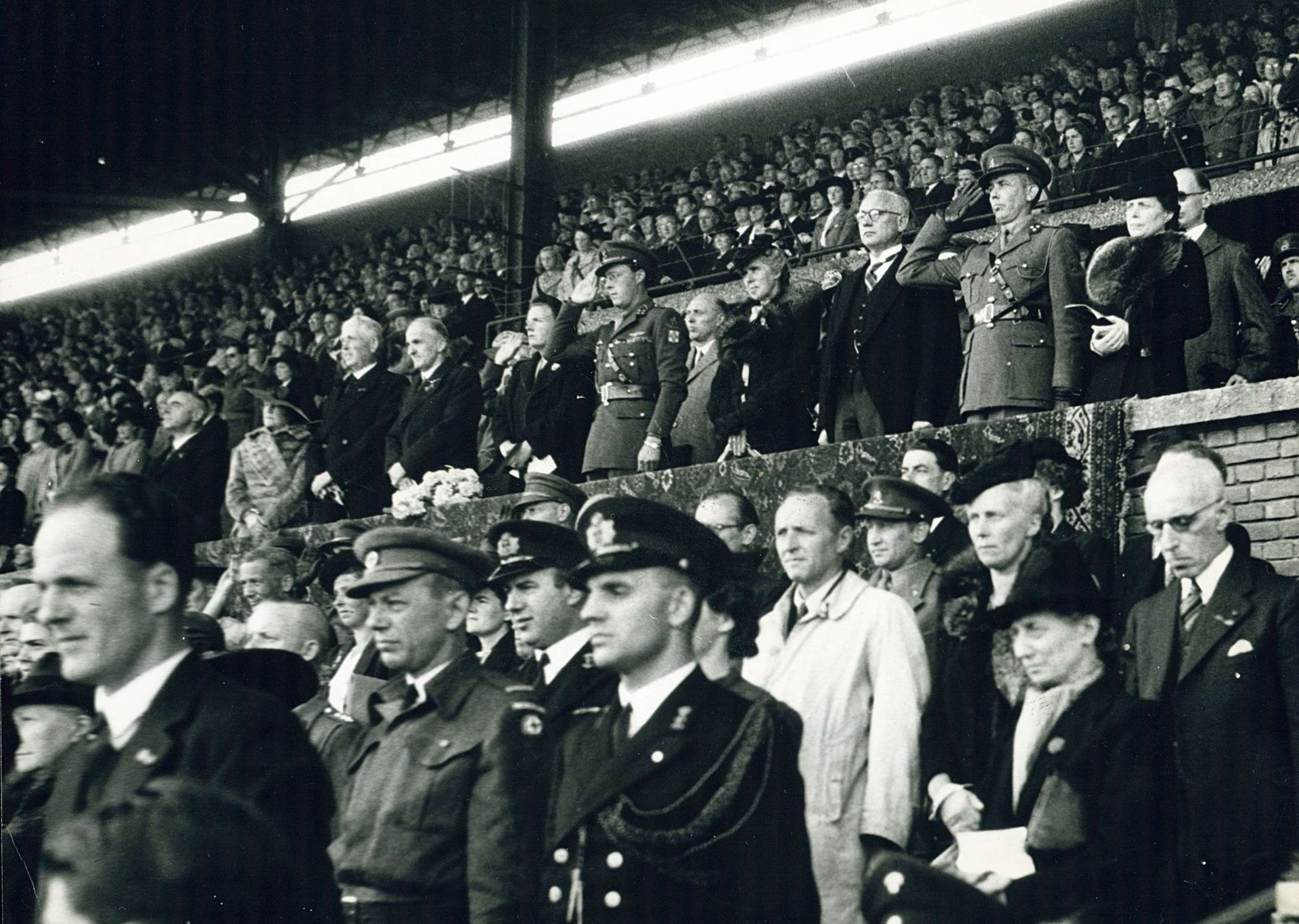 Eerste nationale bevrijdingsfeest in het Olympisch Stadion: de tribune met prominenten by Cas Oorthuys