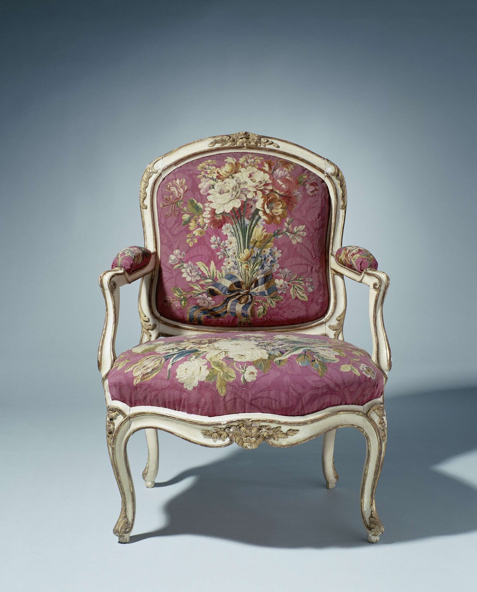 Armstoel bekleed met tapisserie met bloemboeketten by I. Gourdin