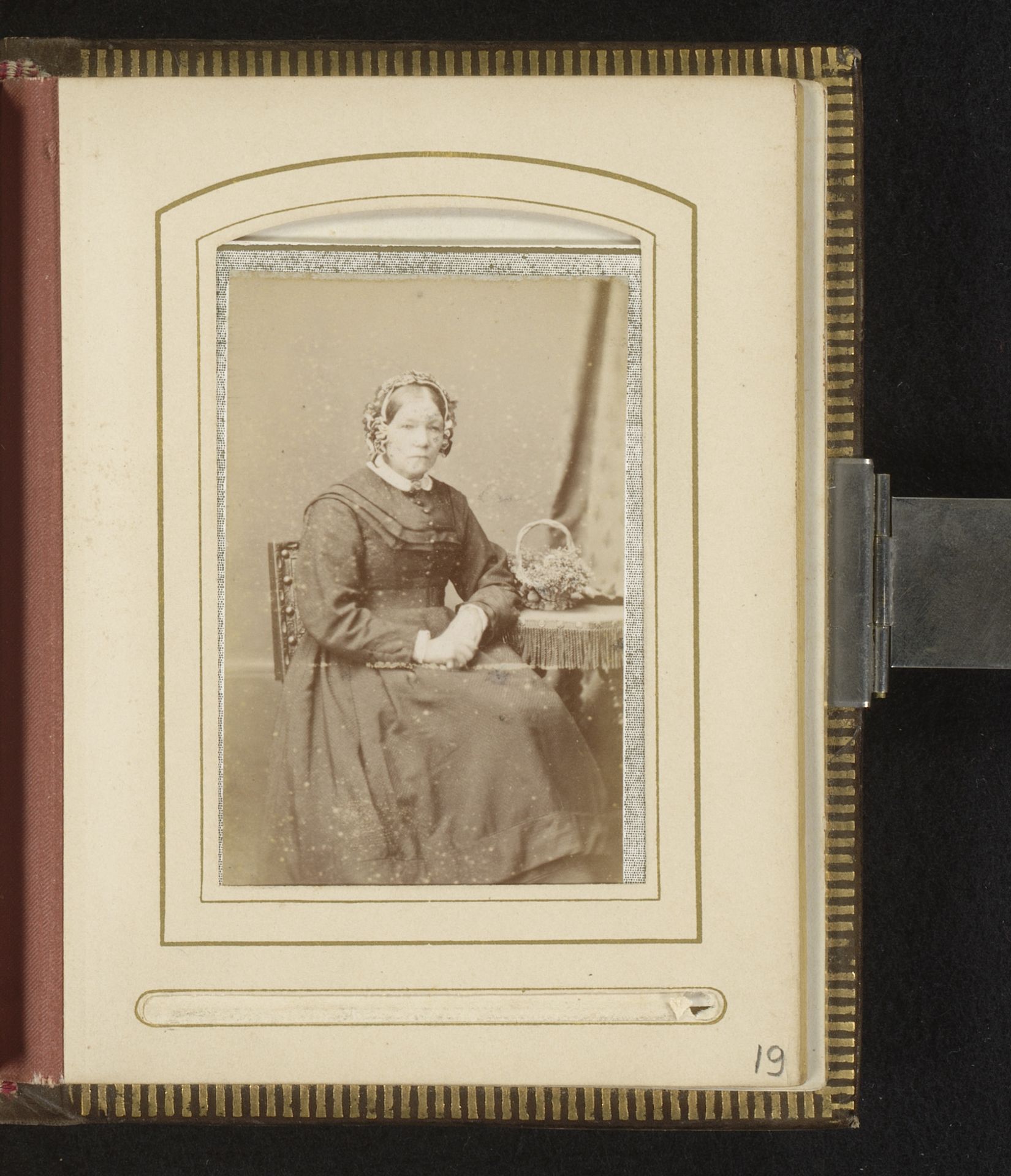 Portret van een zittende vrouw, aangeduid als Old Anne by Chaffin & Sons