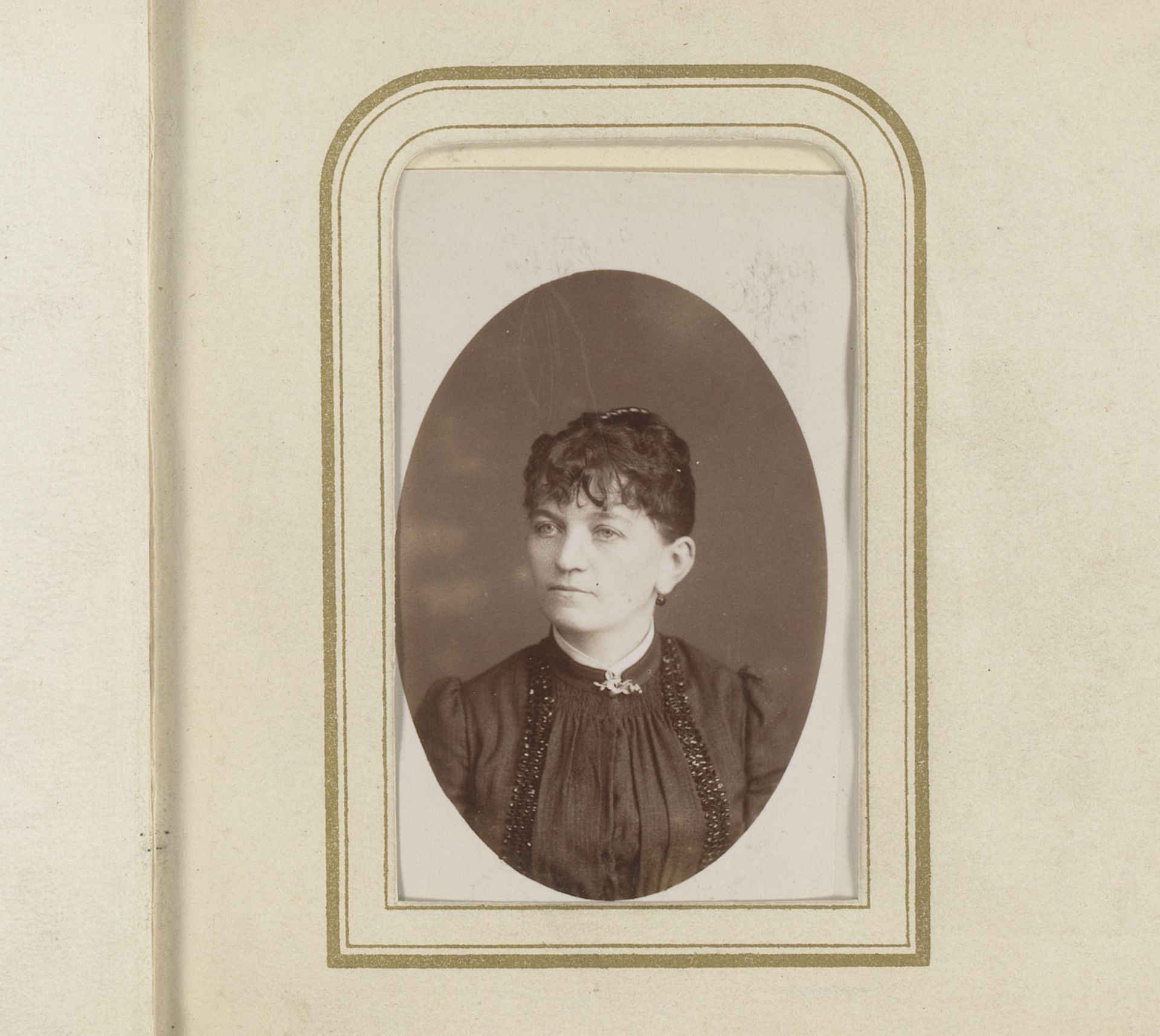 Portret van een vrouw by L. Muller & Rault