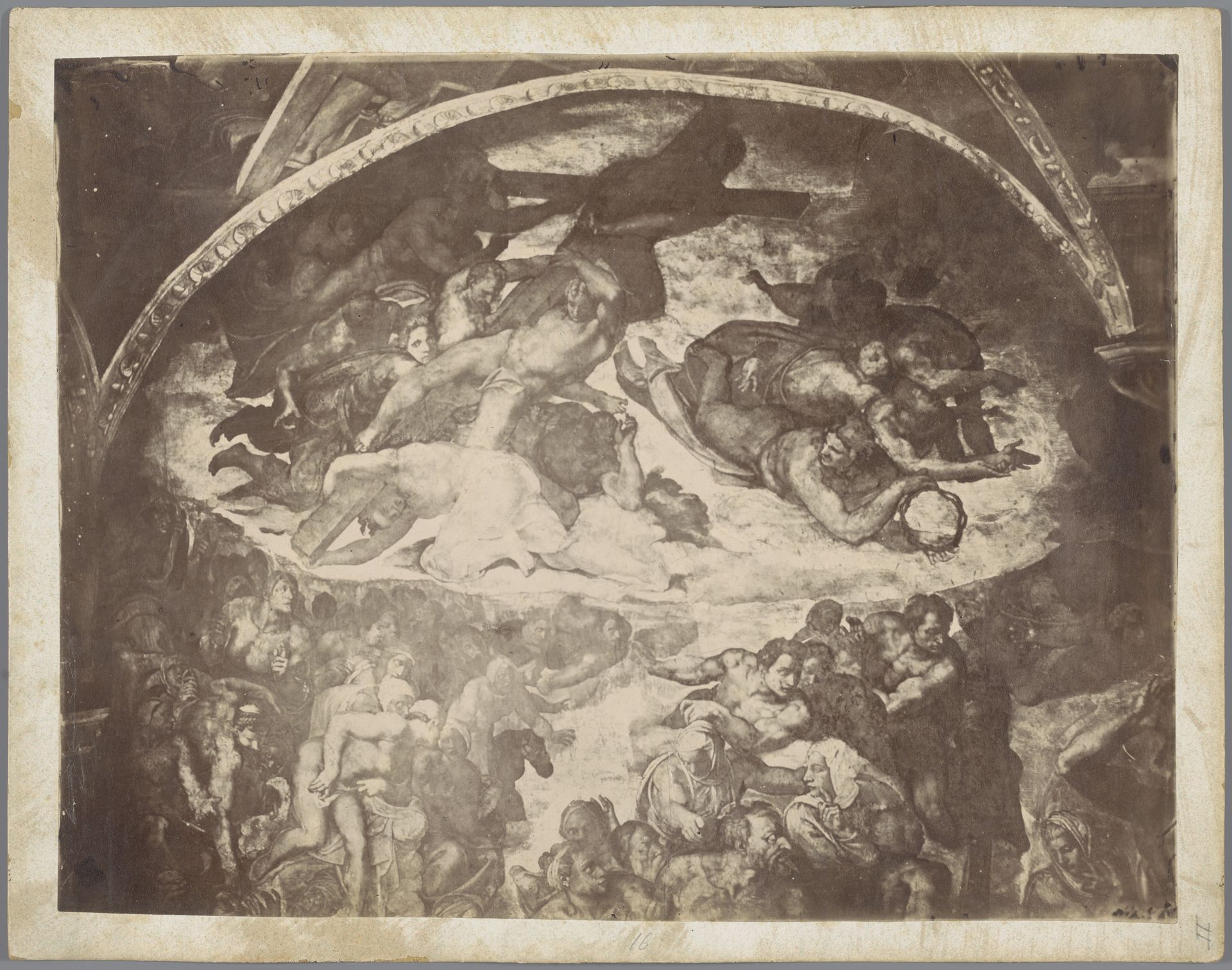 Fotoreproductie van een deel van de fresco's op de muur van de Sixtijnse Kapel te Vaticaanstad door Michelangelo, voorstellende engelen met de passiewerktuigen by Anonymous