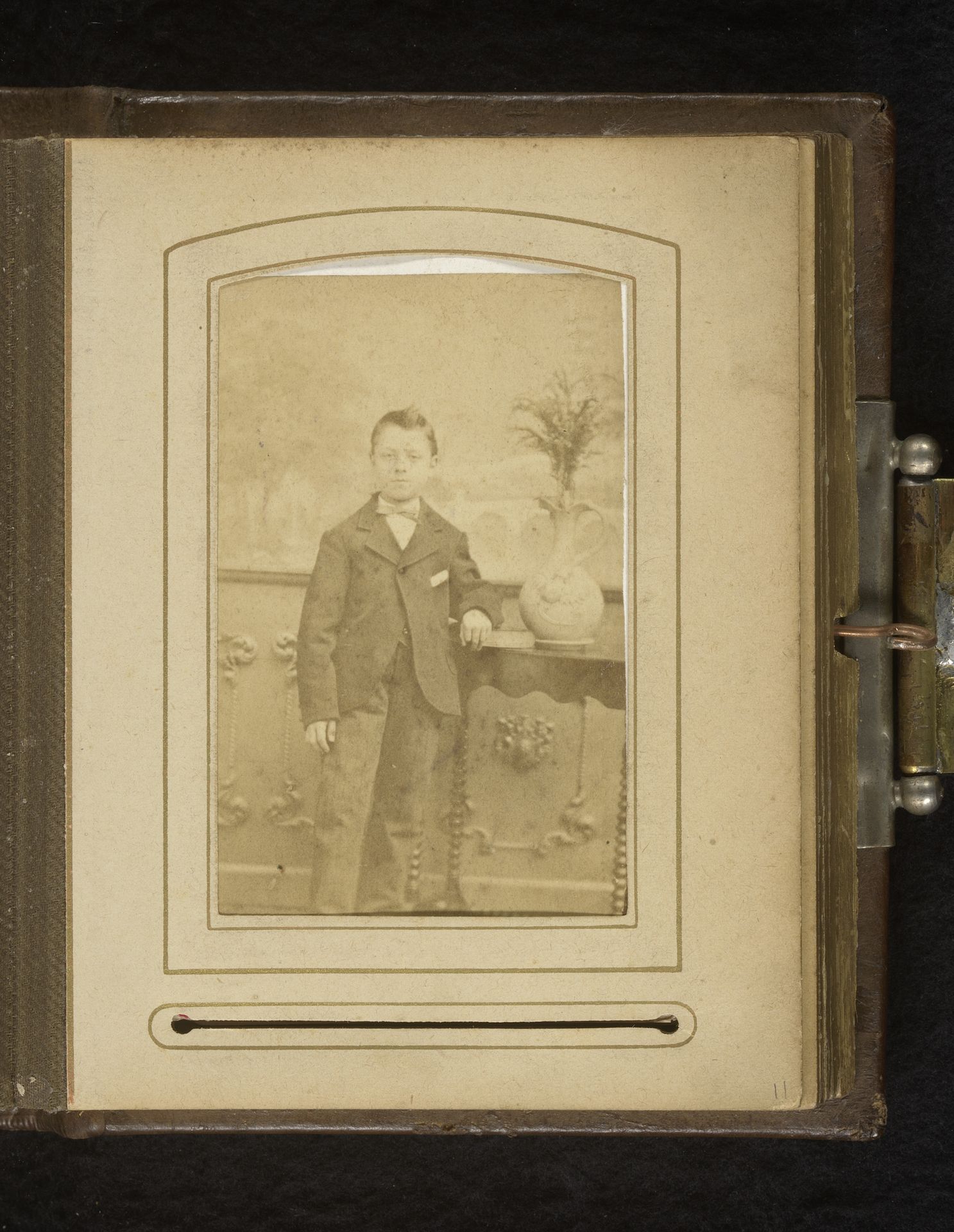 Portret van een jongen by J. Harting