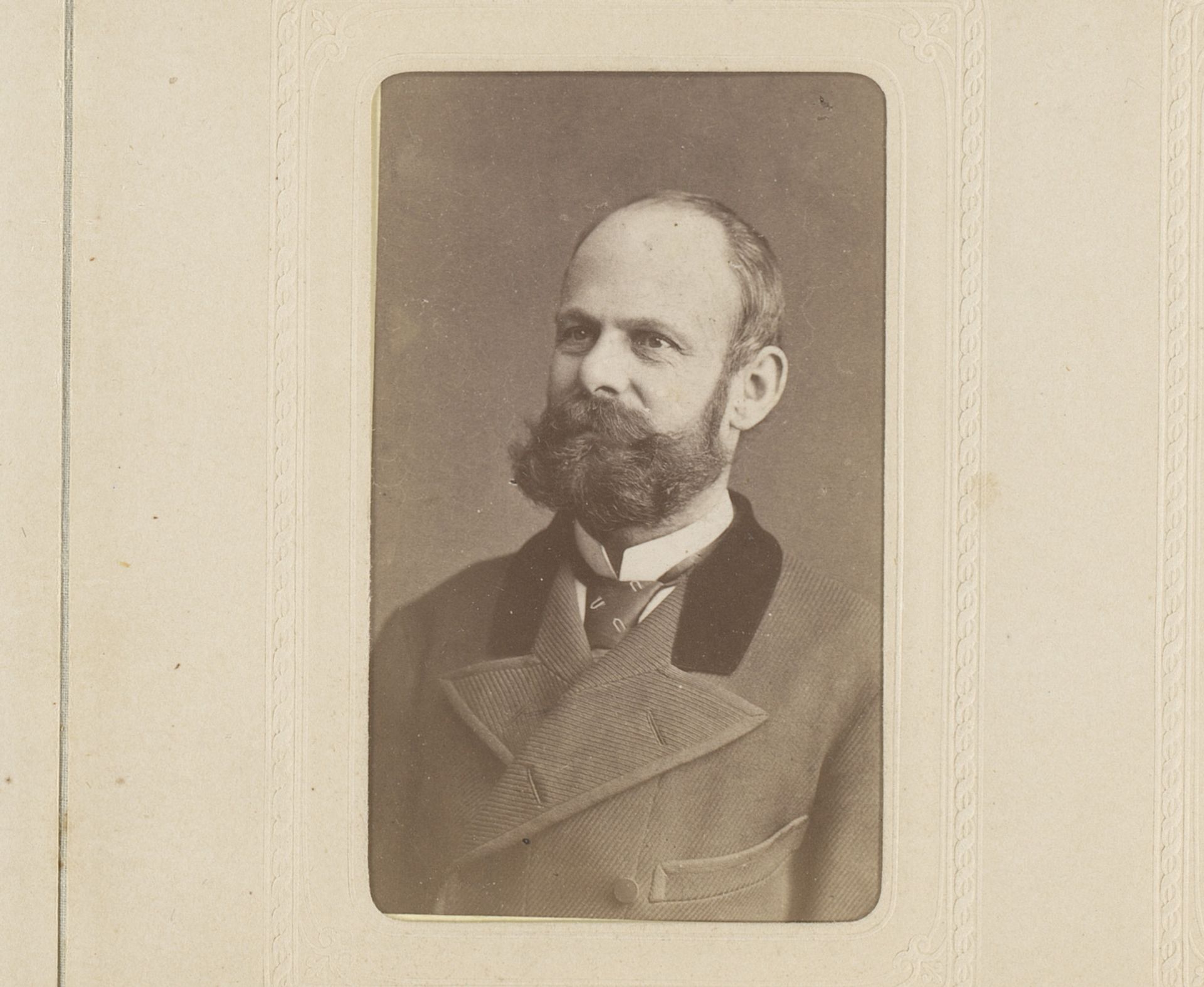 Portret van een man met snor en baard by Friedrich Stussak