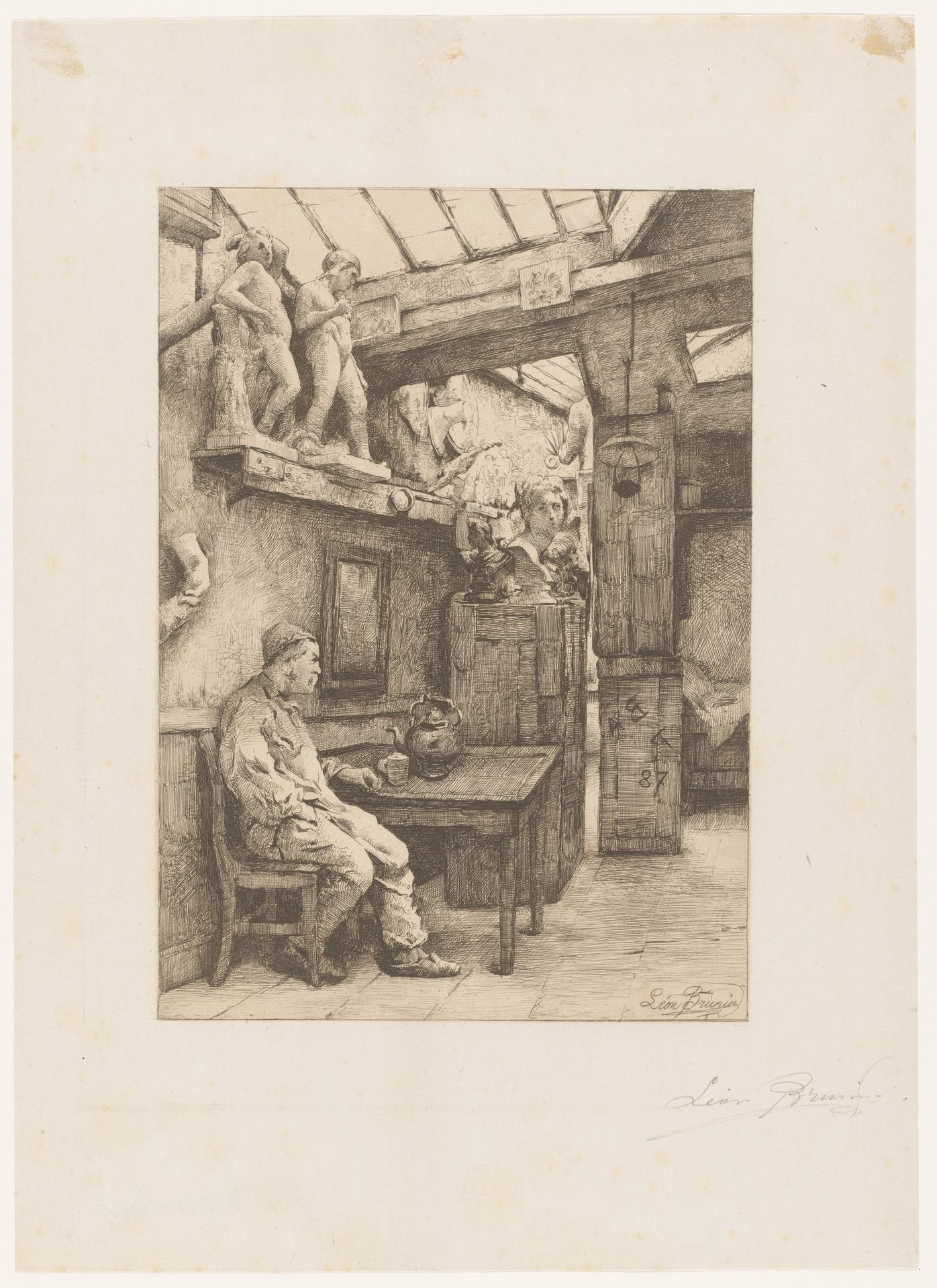 Man zit aan tafel in een kamer vol sculpturen en bustes by Léon Brunin