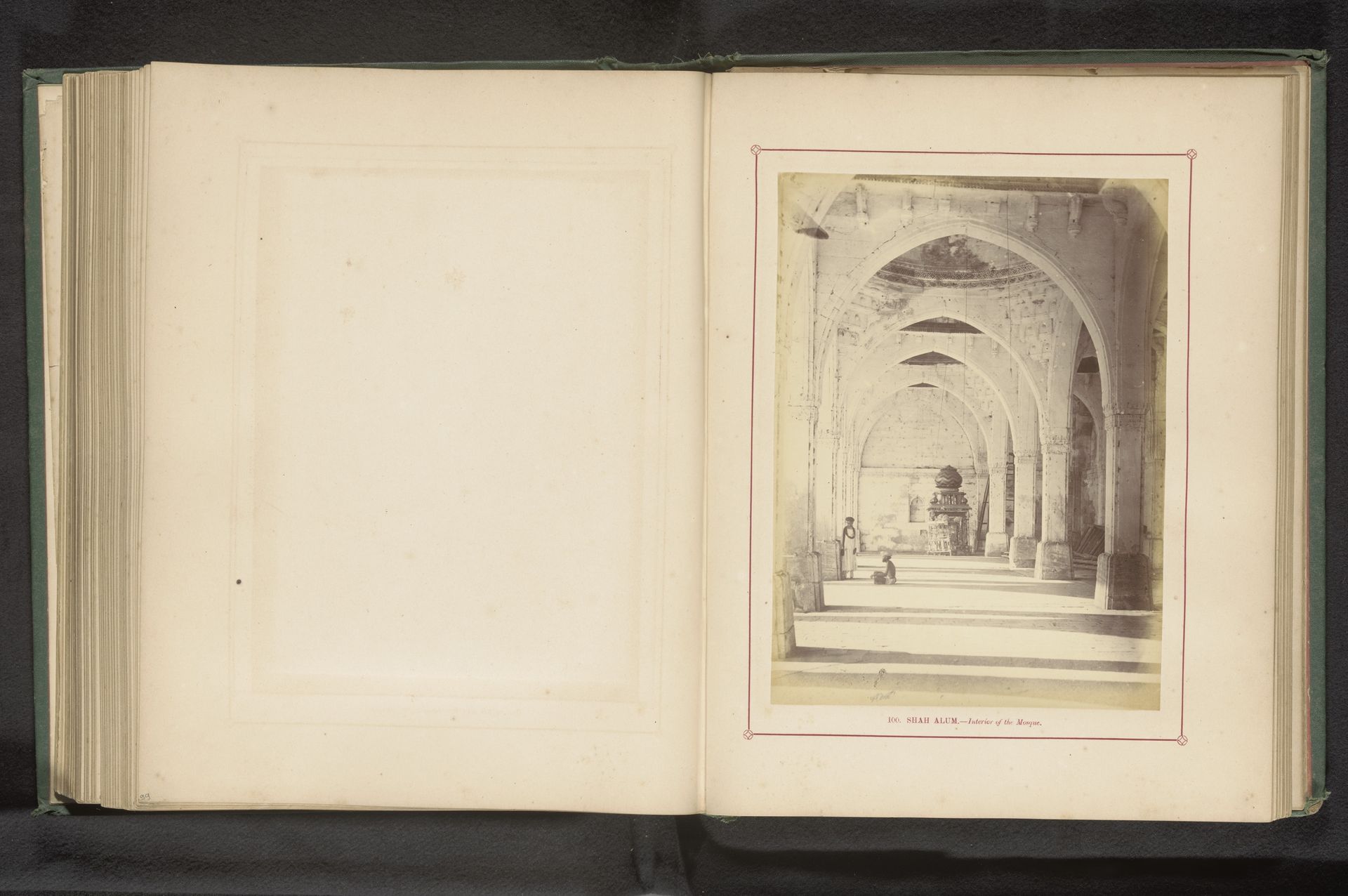 Interieur van de moskee van Shah-e-Alam's Roza in Ahmedabad by Thomas Biggs