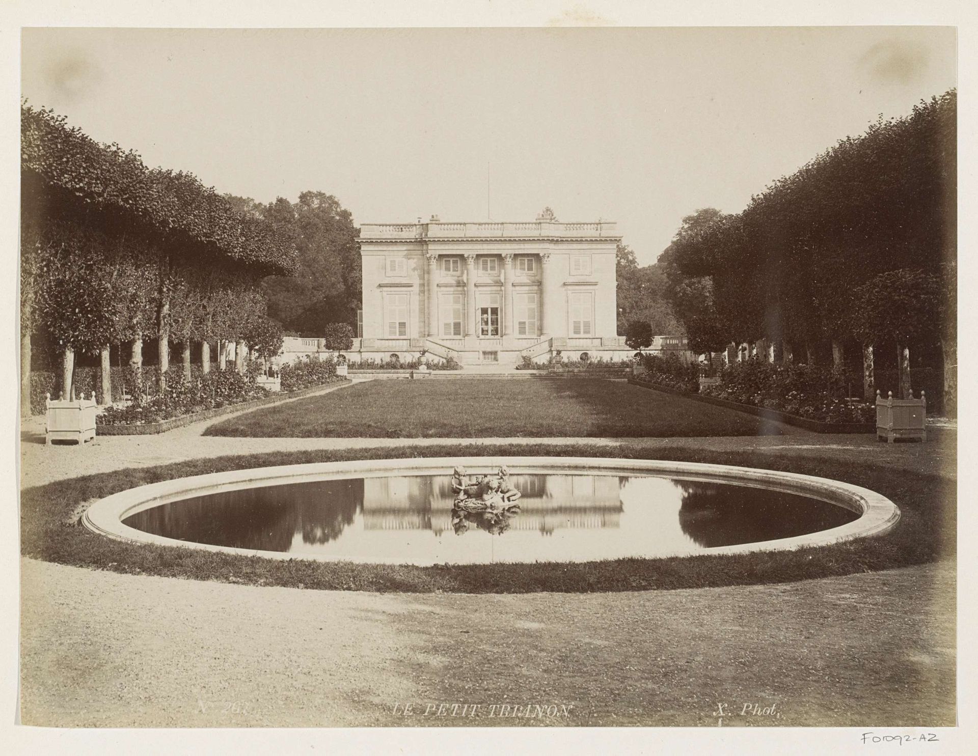Petit Trianon in de tuinen van het Paleis van Versailles by X phot.