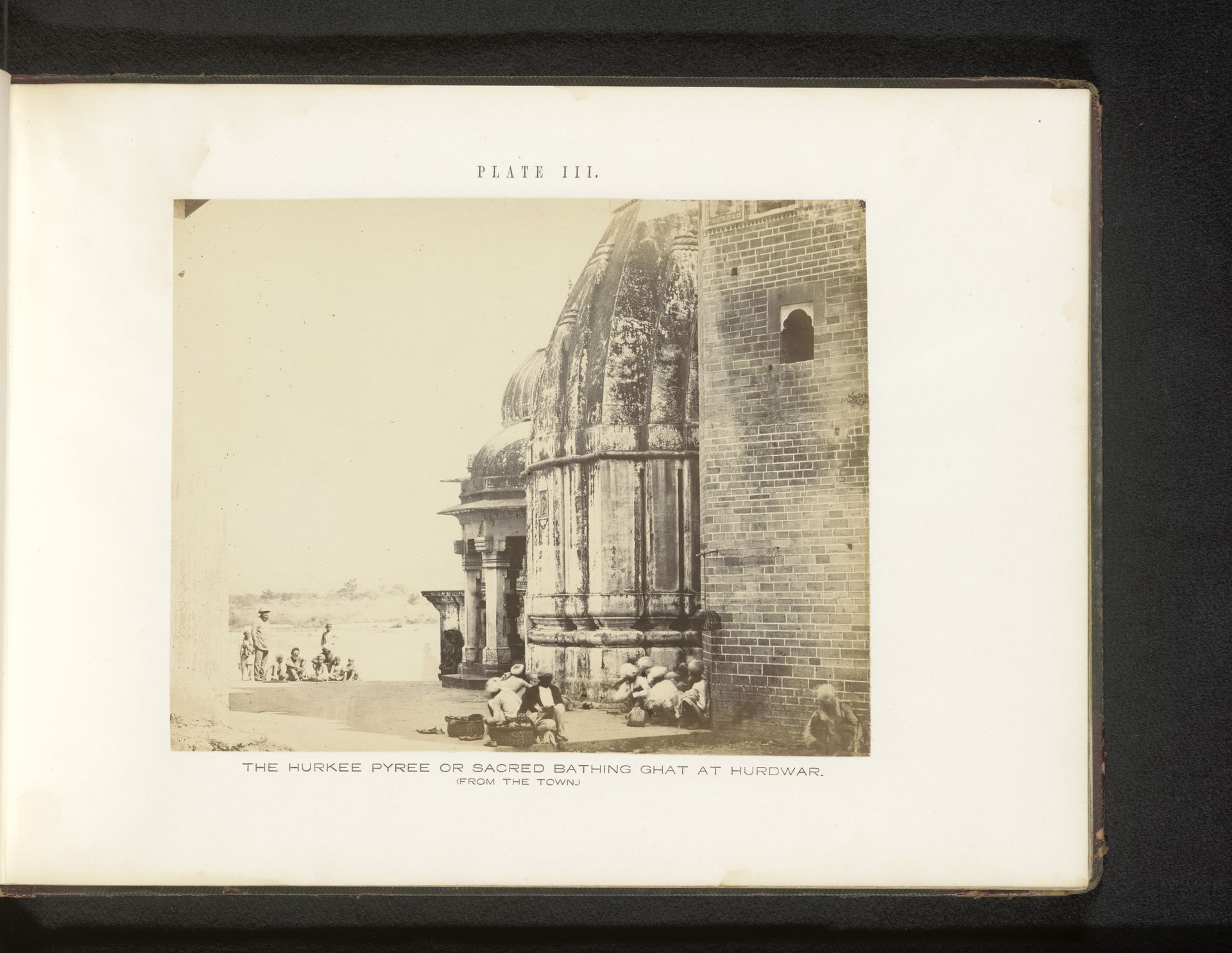 Gezicht op gebouwen bij de trappen aan de oever van de Ganges te Haridwar by Thomas George Glover