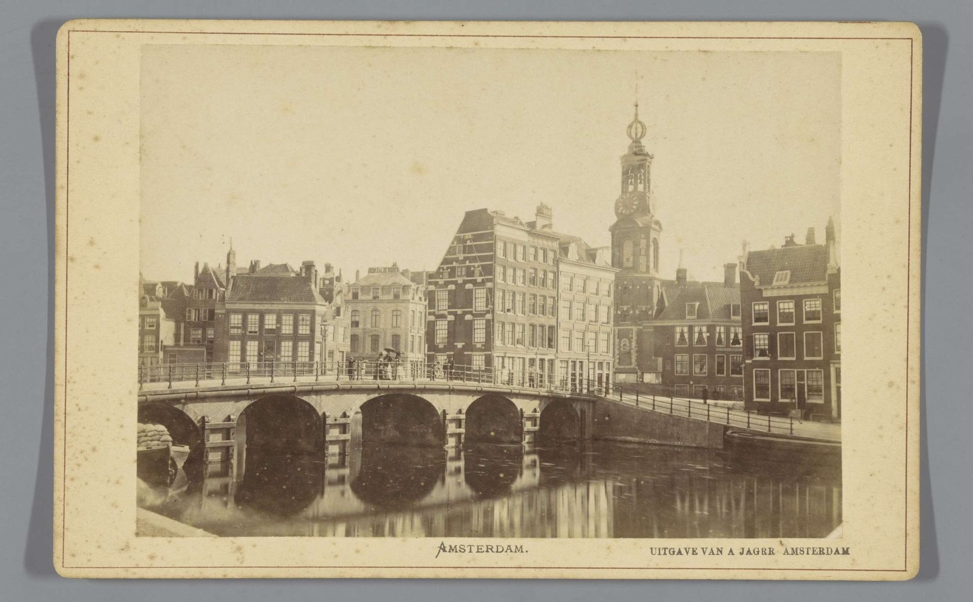 Gezicht op het Schapenplein in Amsterdam, met op de achtergrond de Munttoren by Andries Jager