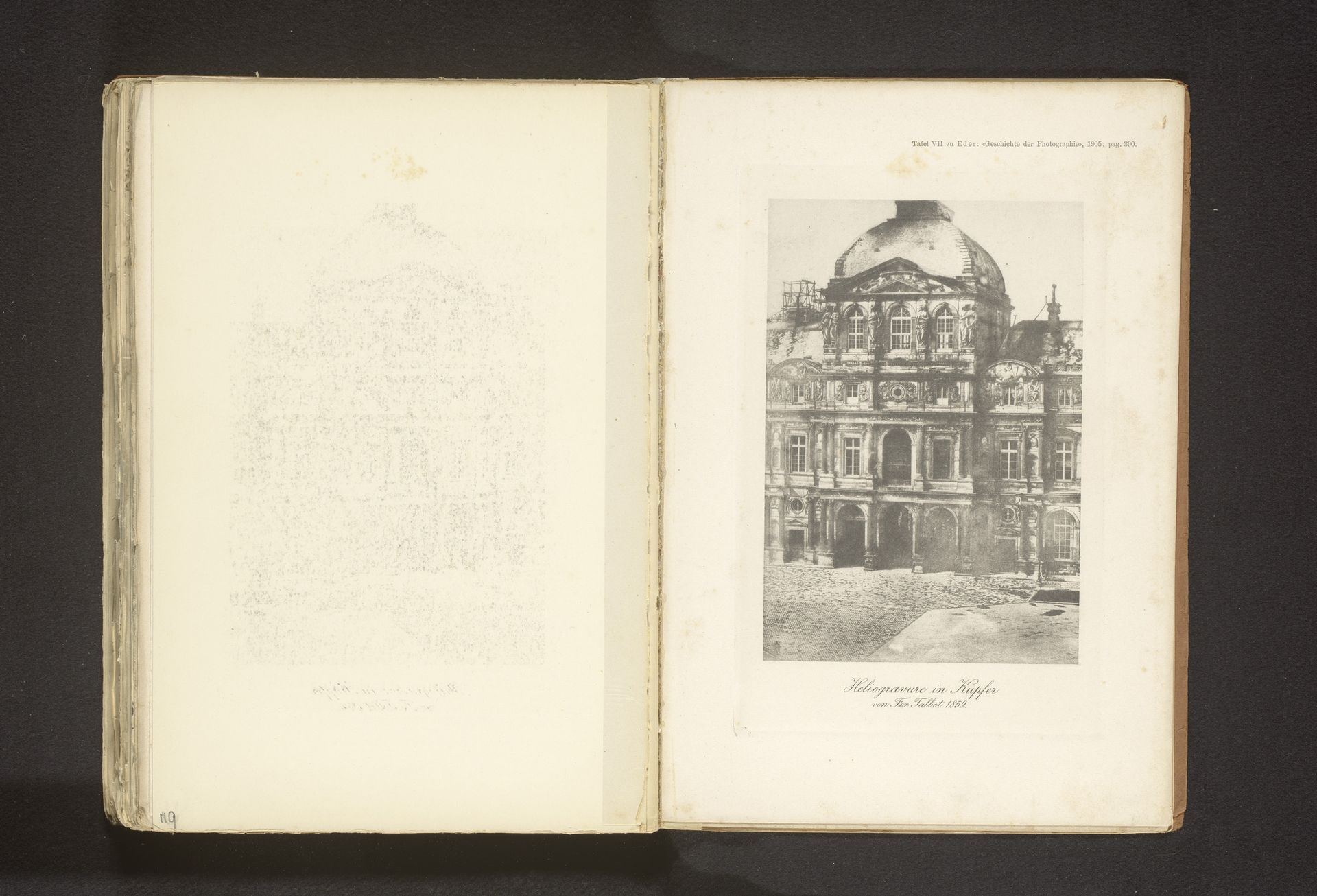 Deel van de gevel van het Musée du Louvre te Parijs, gezien vanaf het Place du Carrousel by William Henry Fox Talbot