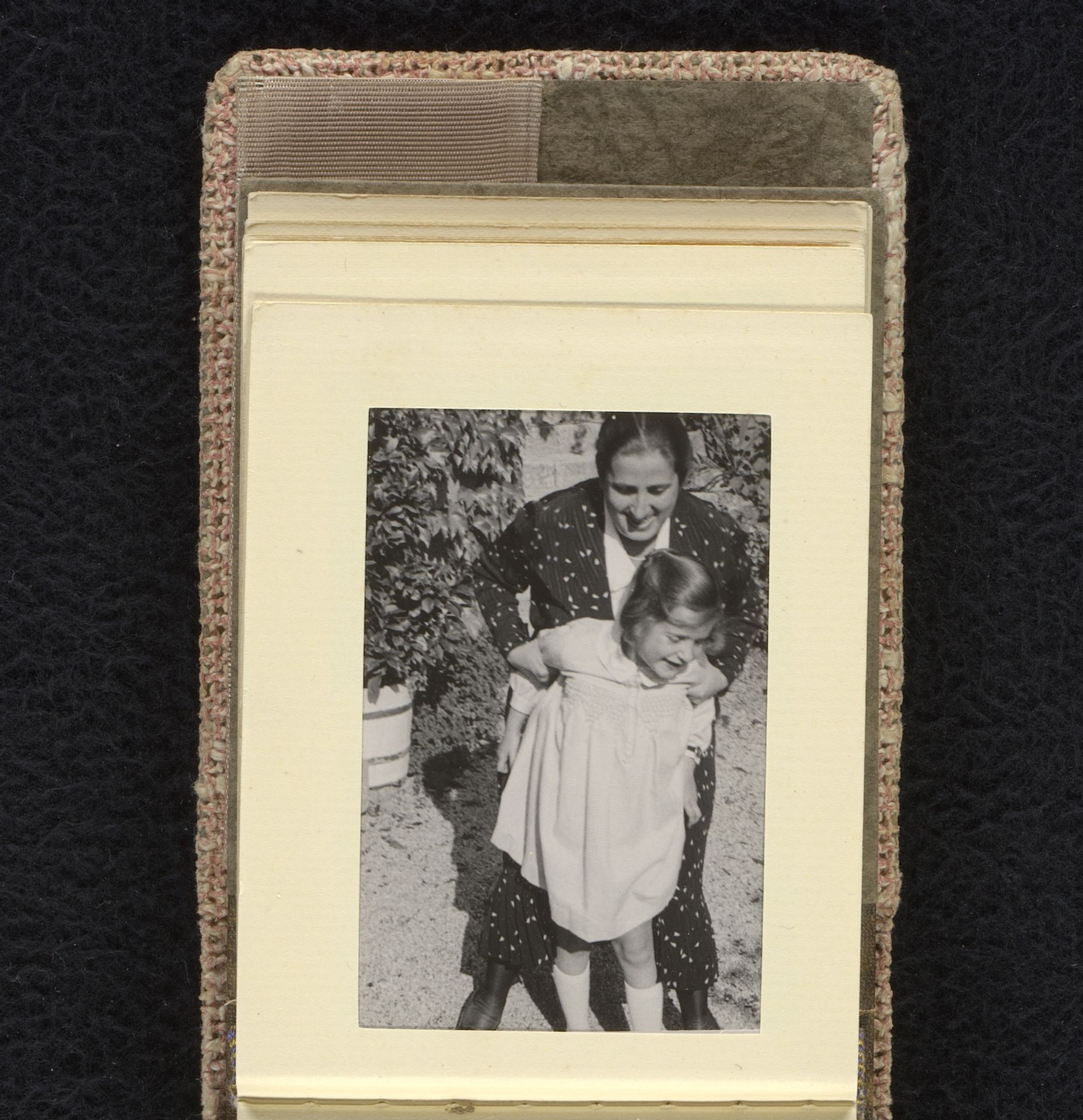 Isabel Wachenheimer speelt in de tuin met haar moeder Else Wachenheimer-Moos, juni - augustus 1933, Hamburg by familie Wachenheimer