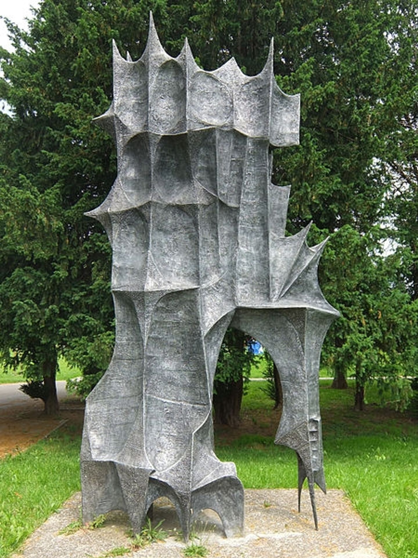 Monument to the December victims 1943 by Dusan Dzamonja