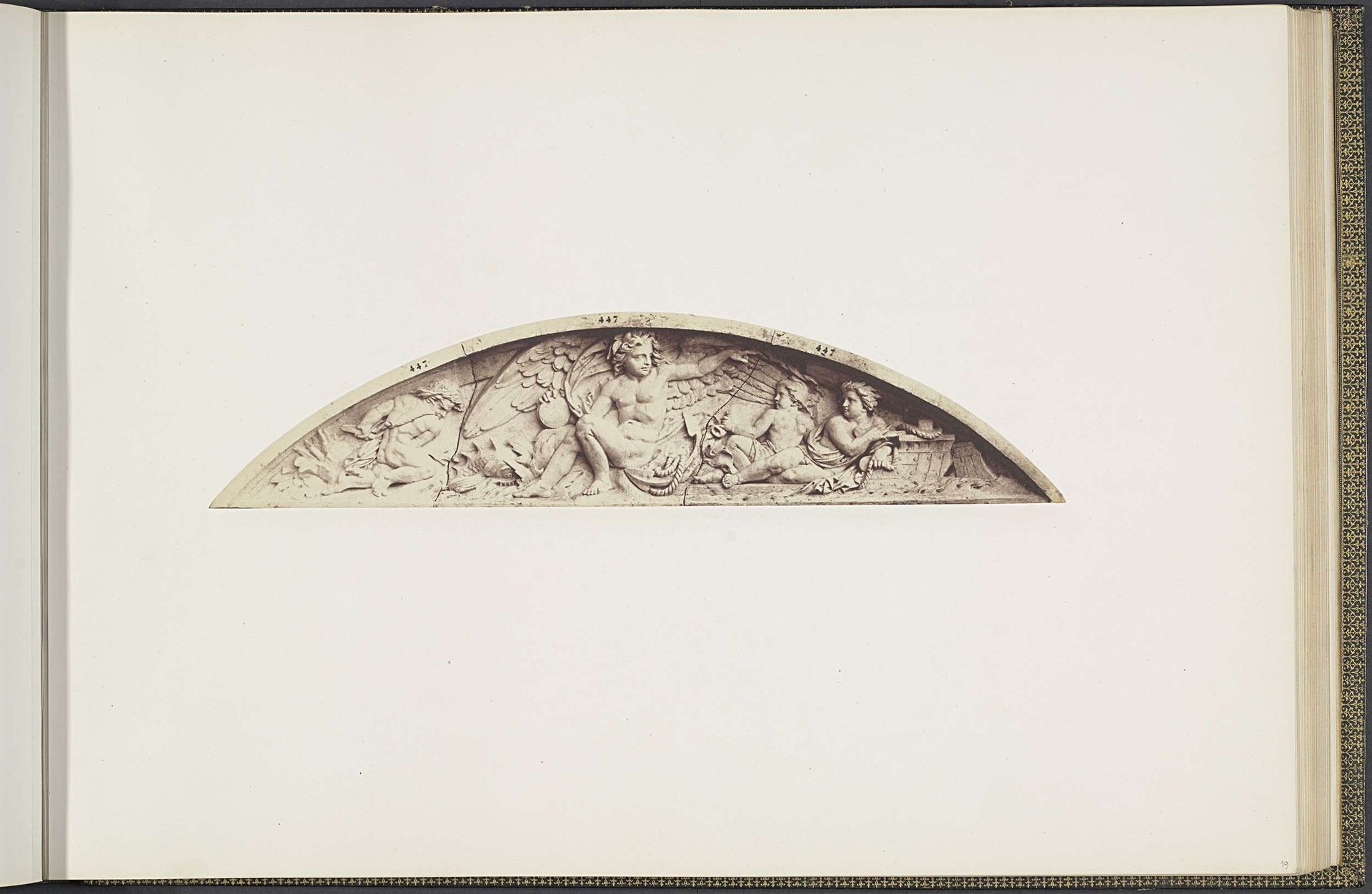 Gipsmodellen voor beeldhouwwerken op het Palais du Louvre: "La Navigation" door Alexandre Lequien by Edouard Baldus