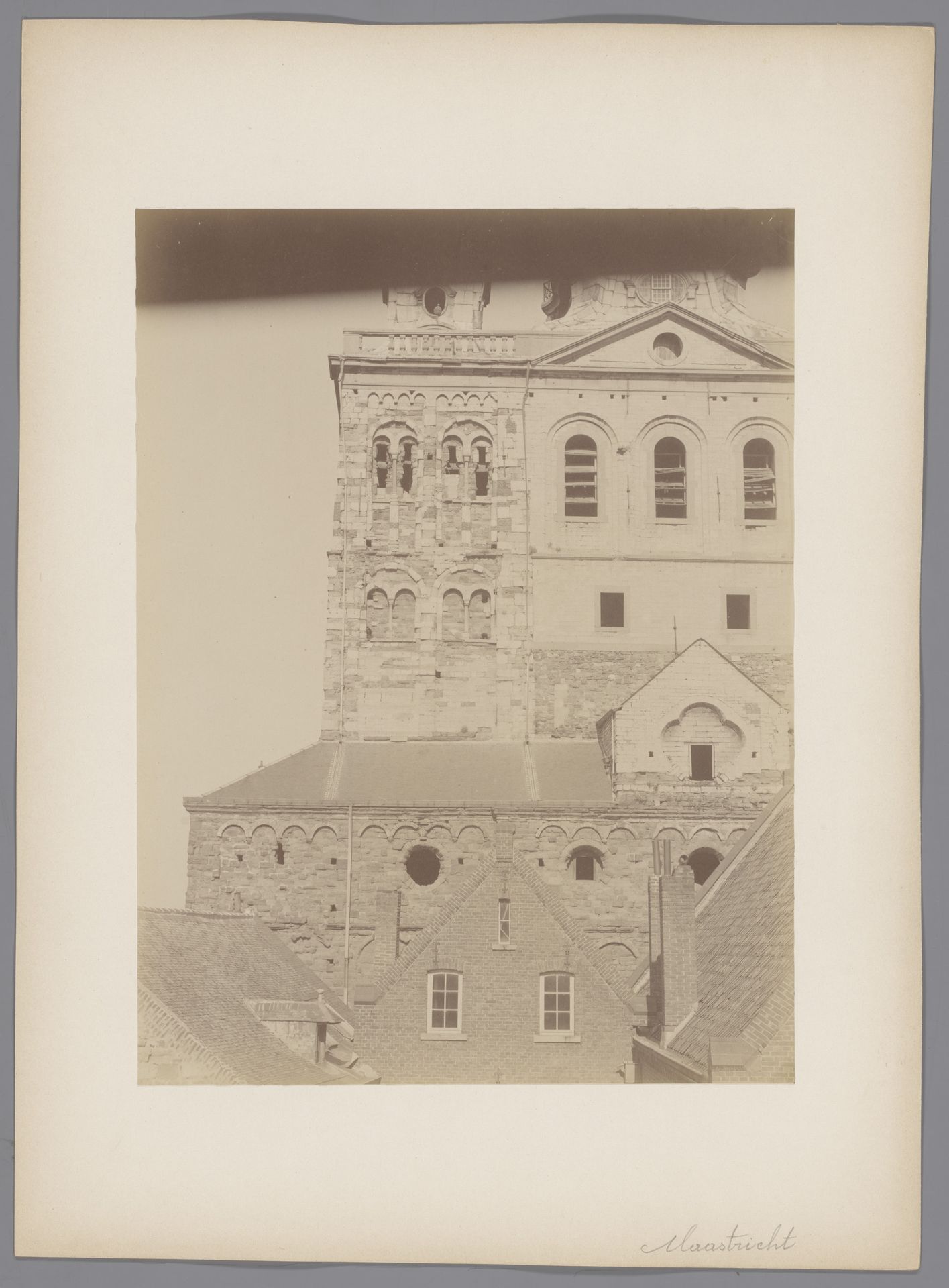 Westzijde van de noordelijke toren van de Sint-Servaasbasiliek te Maastricht by anoniem (Monumentenzorg)