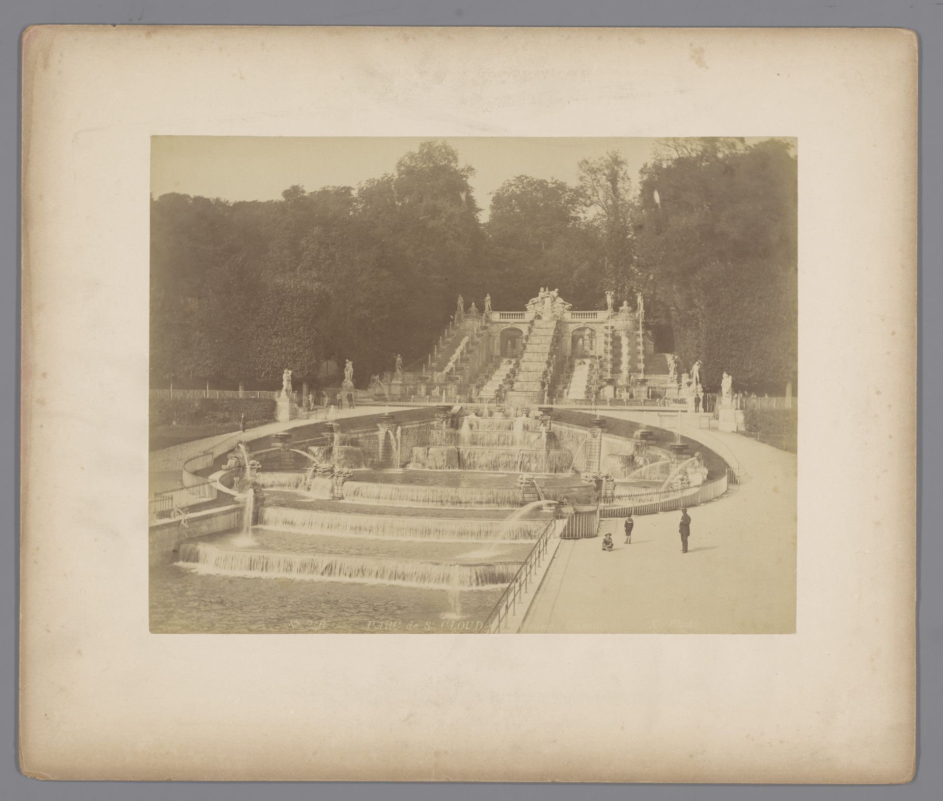 "Parc de St. Cloud, La Grande Cascade", Parijs by J. (uitgever) Kühn