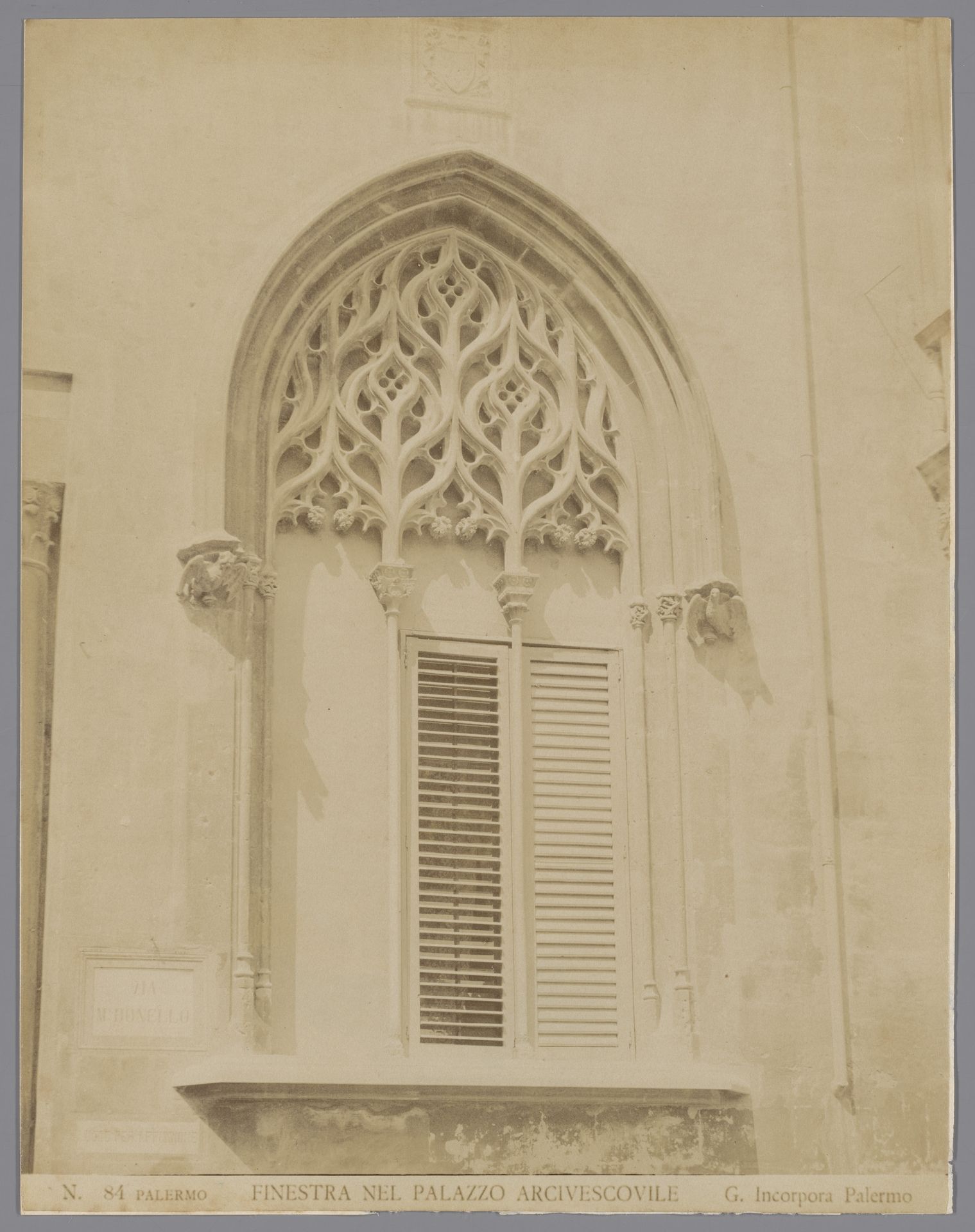 Venster van het aartsbisschoppelijk paleis in Palermo by Giuseppe Incorpora