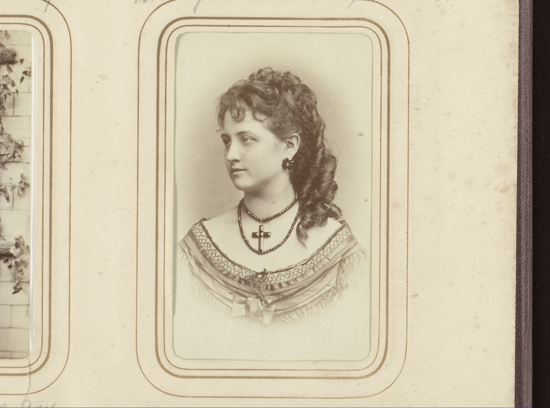 Portret van een vrouw by Wegner & Mottu