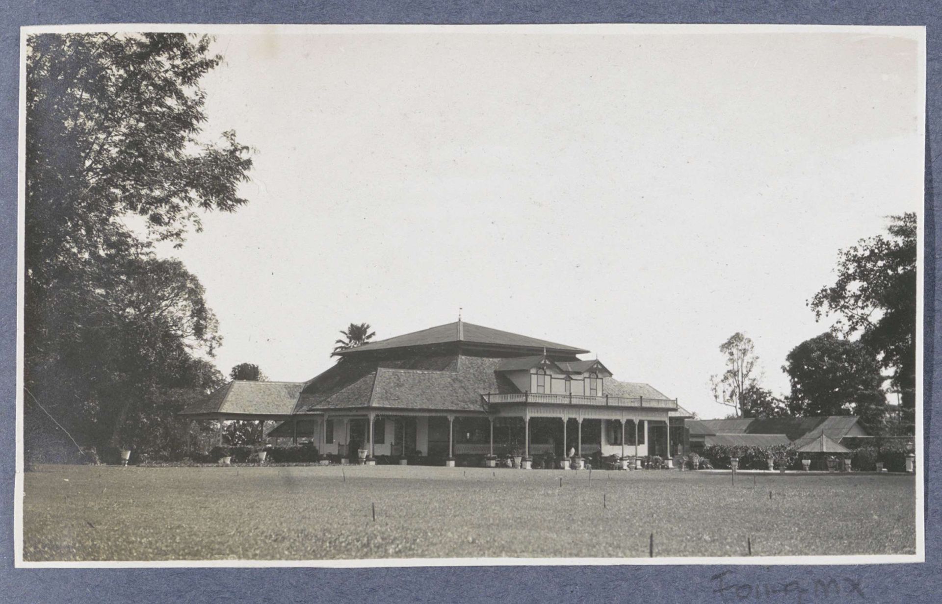 Huis met tuin van cultuuronderneming Gedong Djohore van de Deli-Batavia Maatschappij bij Medan by Anonymous