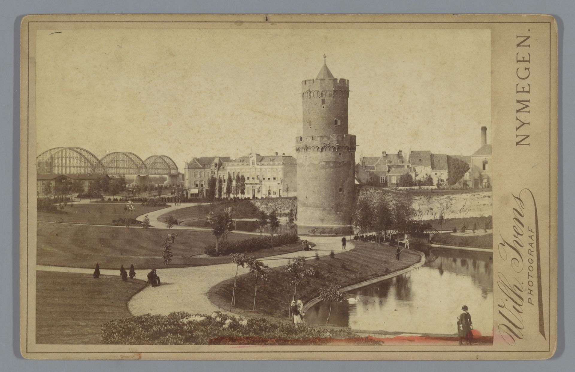 Gezicht op Kronenburgerpark, de kruittoren en de spoorbrug te Nijmegen by Wilhelm Ivens