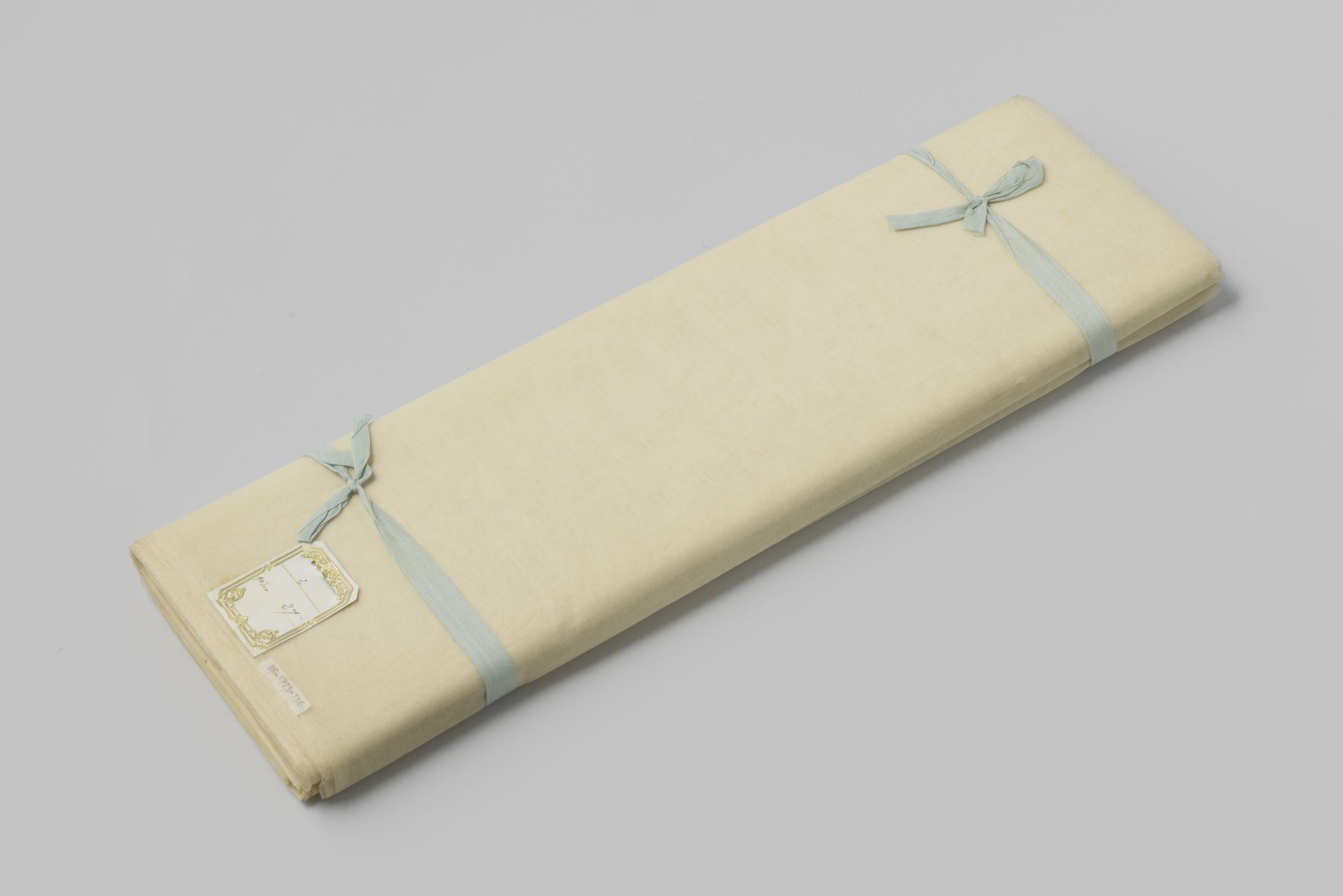 Coupon wit zijdegaas met twee lichtblauwe striklinten eromheen by Gustav Schnitzler