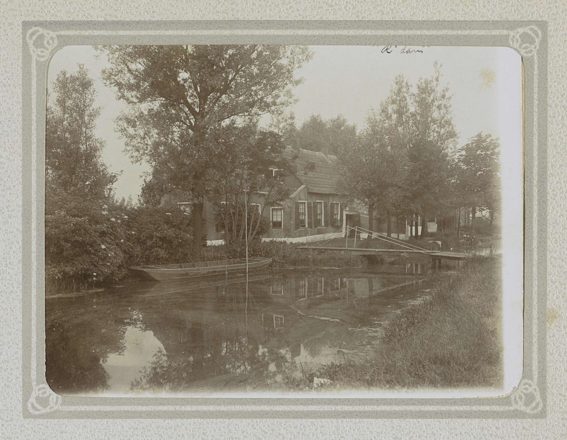 Boerderij met een brug over een sloot by Folkert Idzes de Jong