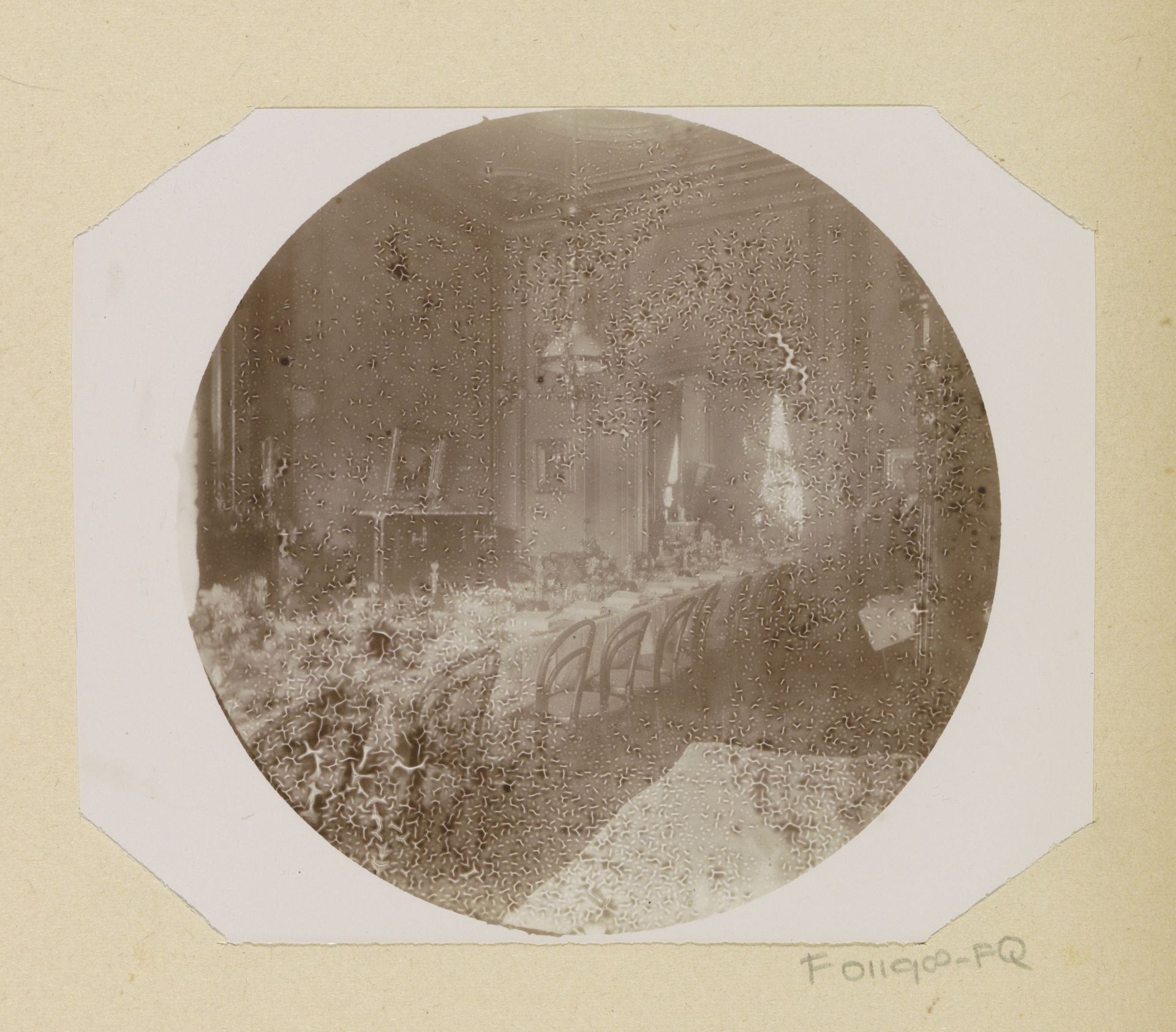 Interieur met gedekte tafel by Willem Frederik Piek Jr.