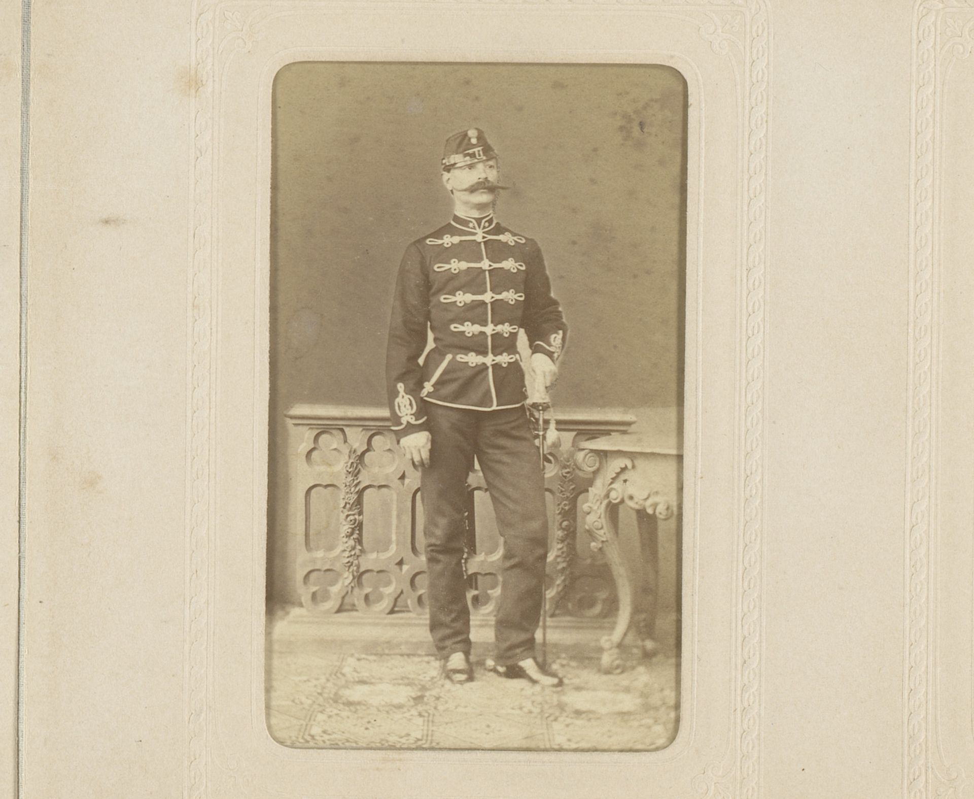 Portret van een staande man in militair uniform met degen in de hand by Carl Lypoldt