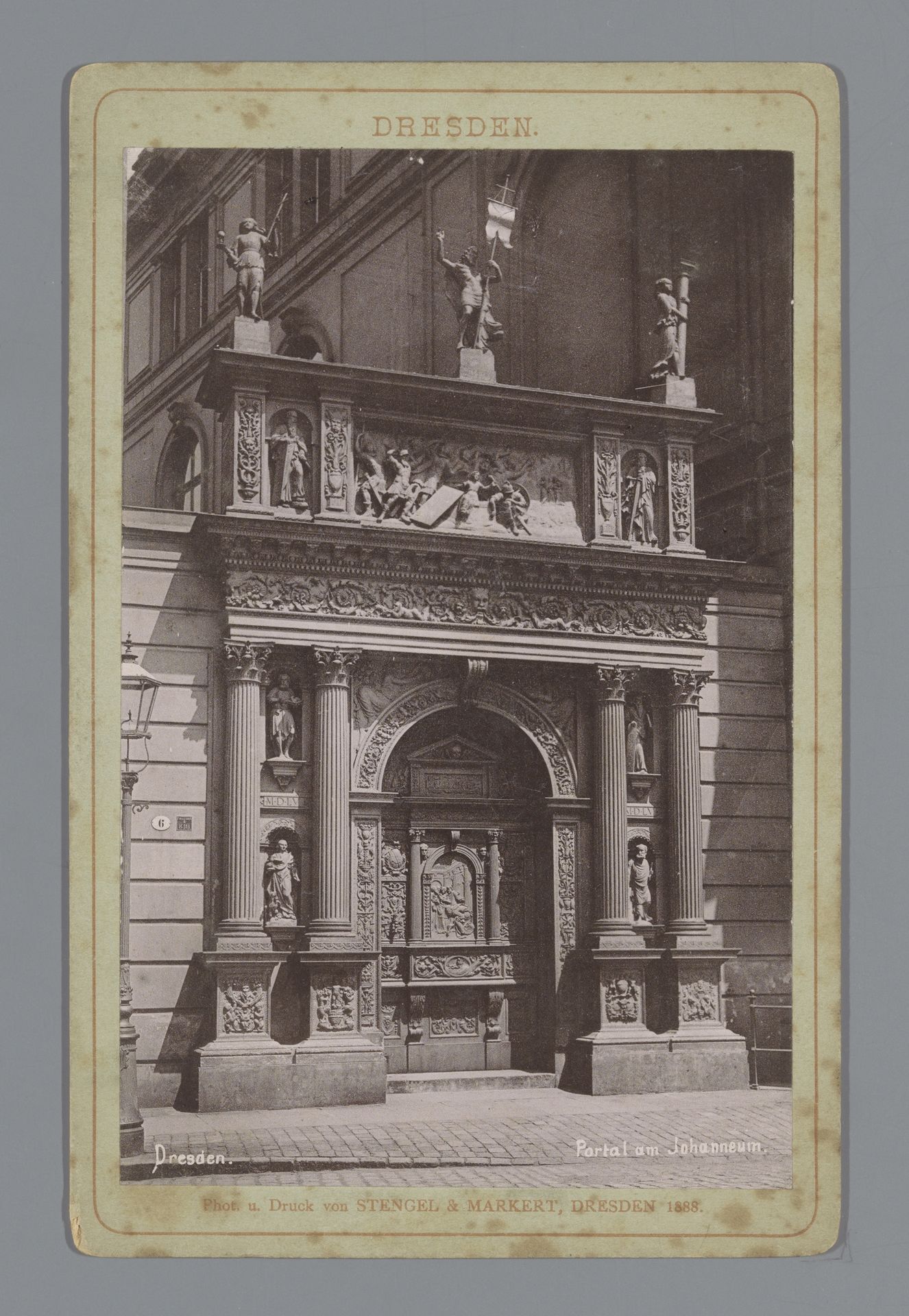 Gezicht op de ingang van het Johanneum in Dresden by Stengel & Markert